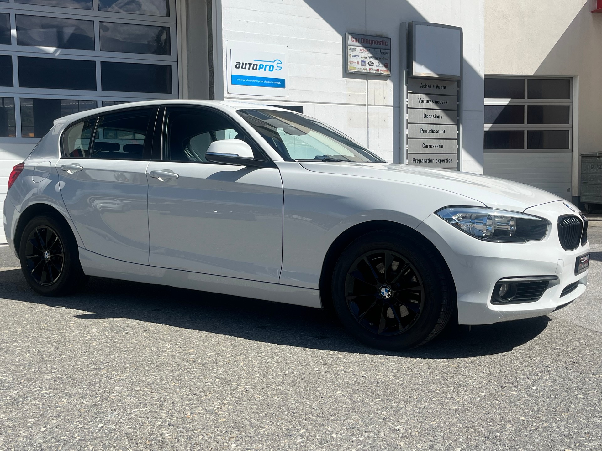 BMW 118d xDrive-showroom-element-2