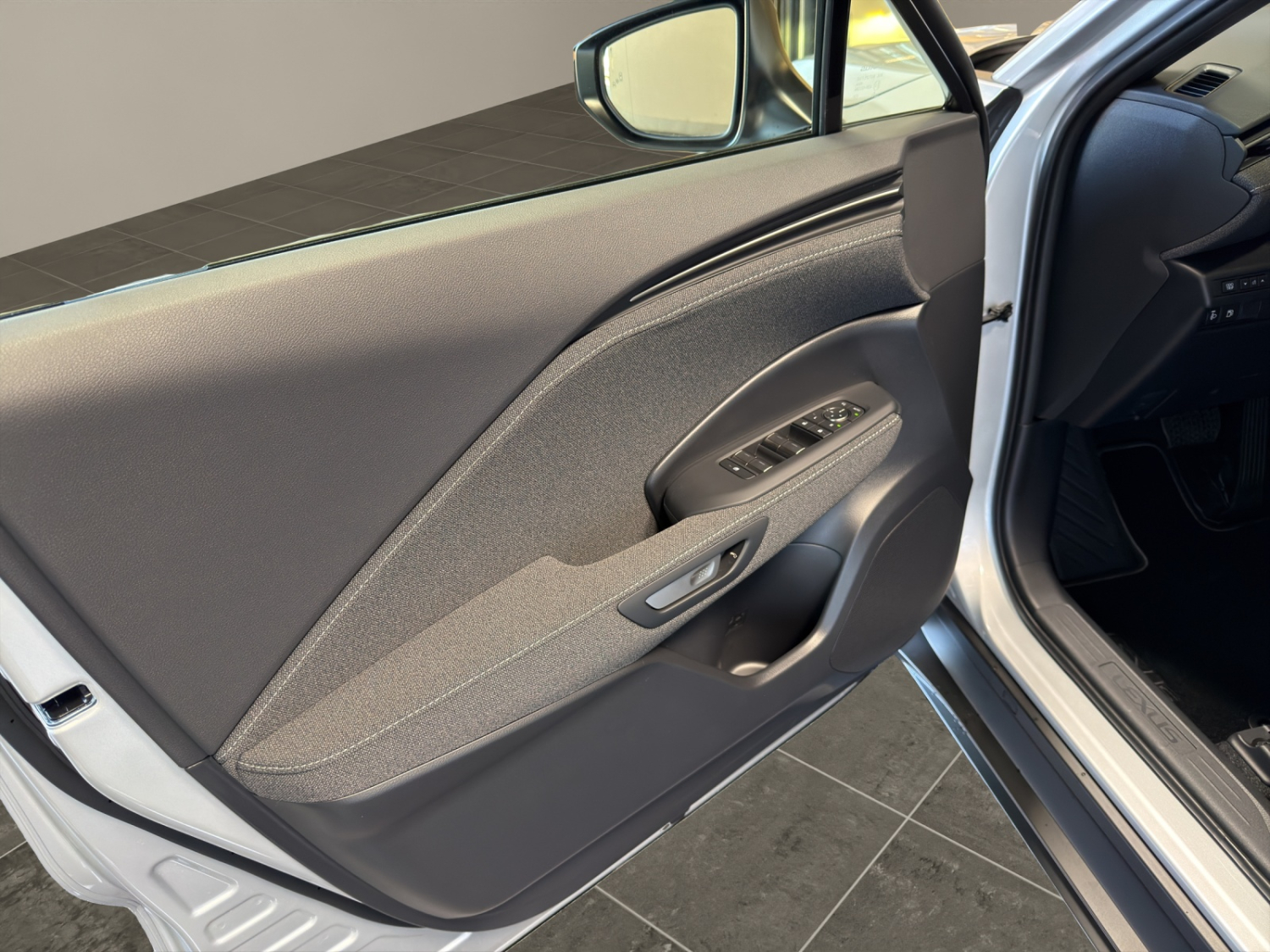 LEXUS LBX 1.5 Hybrid Impression-image-18