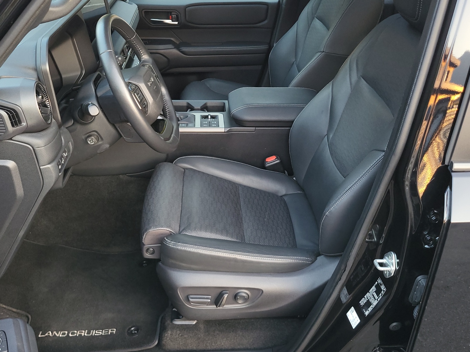 TOYOTA Land Cruiser 2.8 D Invincible 4X4-image-12