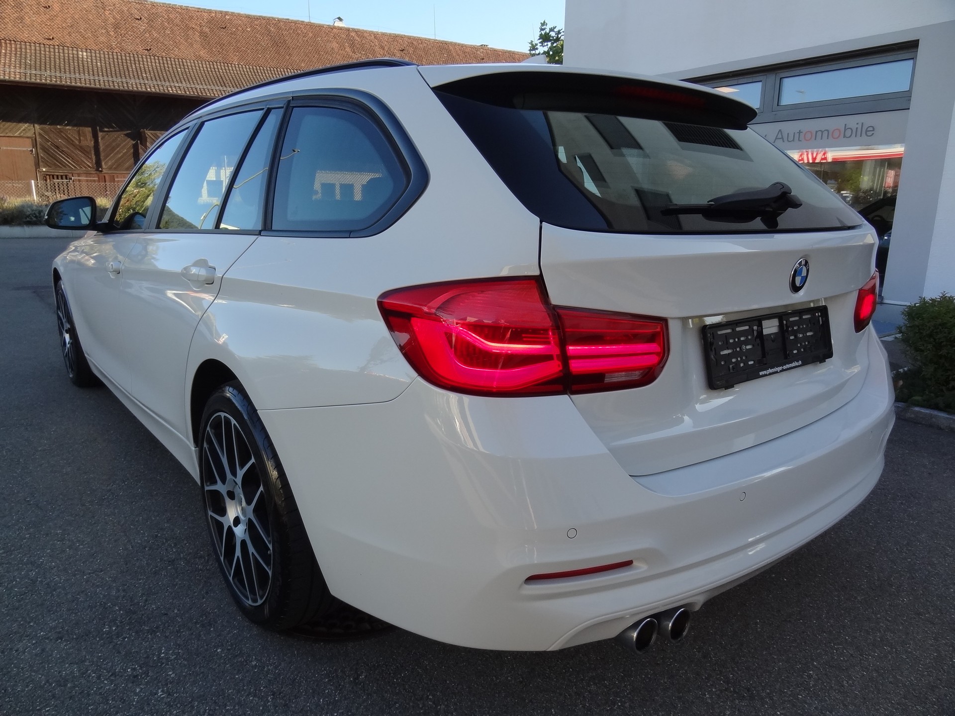 BMW 320d xDrive Touring Steptronic-image-2