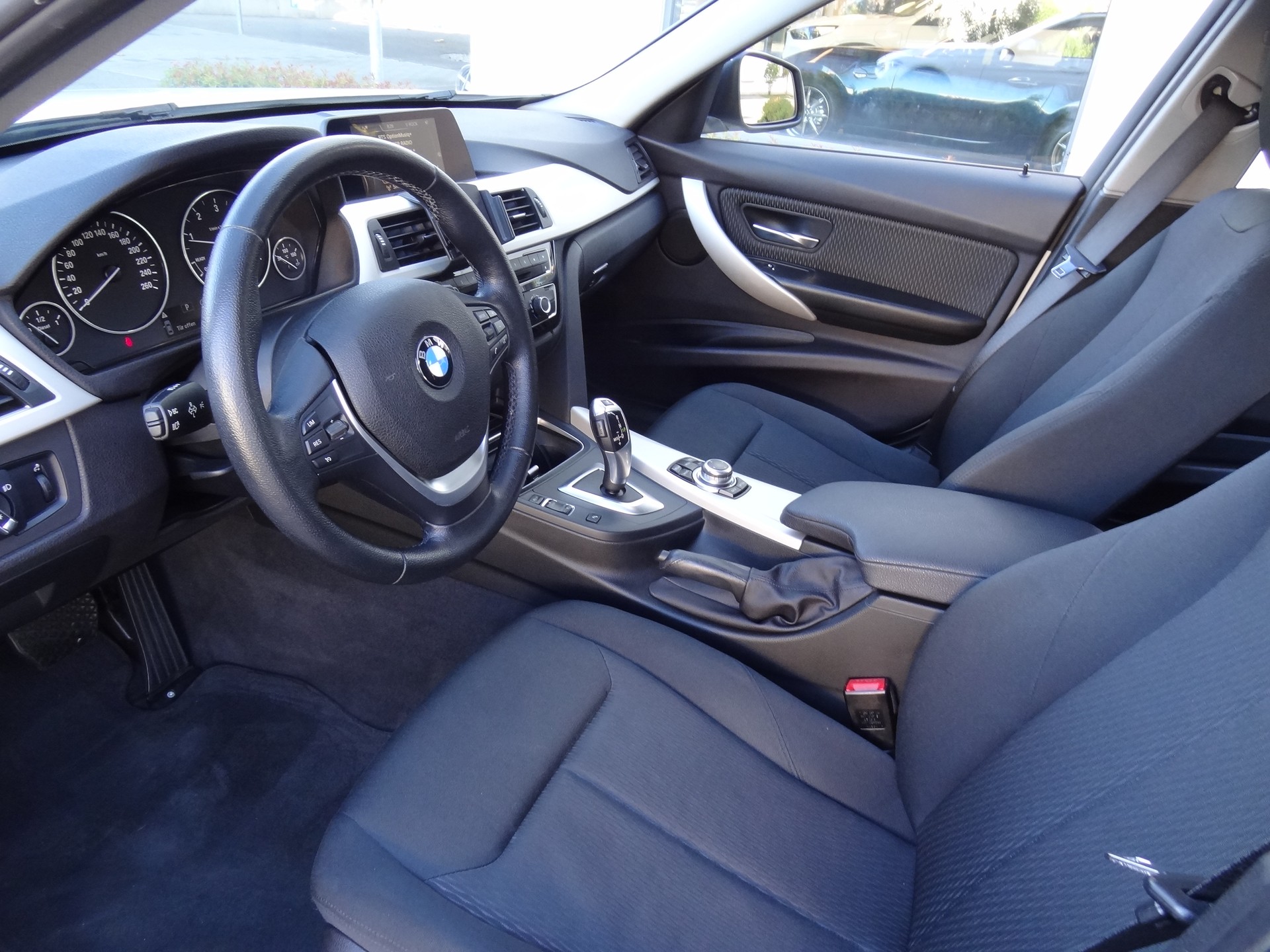 BMW 320d xDrive Touring Steptronic-image-4