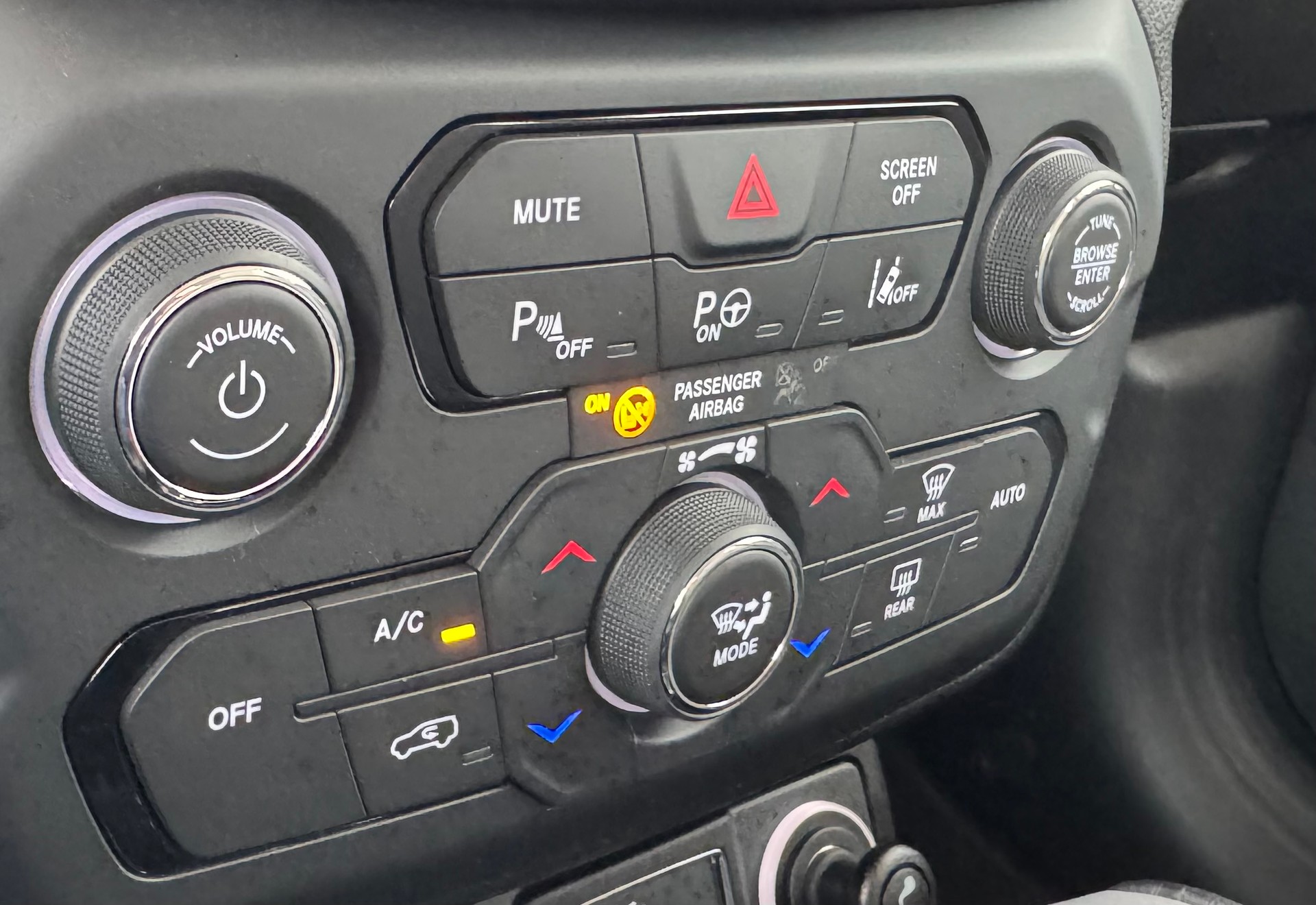 JEEP Renegade 1.5 MHEV Swiss Limited Plus-image-19