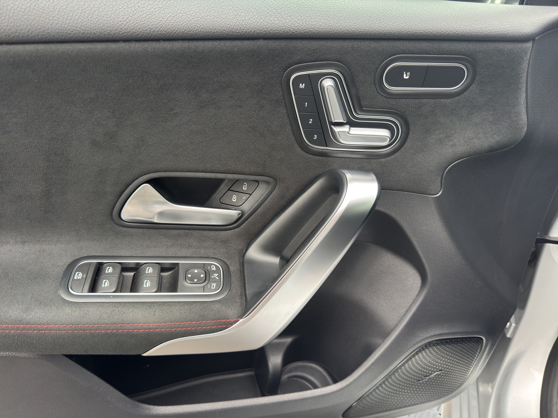 MERCEDES-BENZ A 200 AMG Line 7G-DCT-image-9