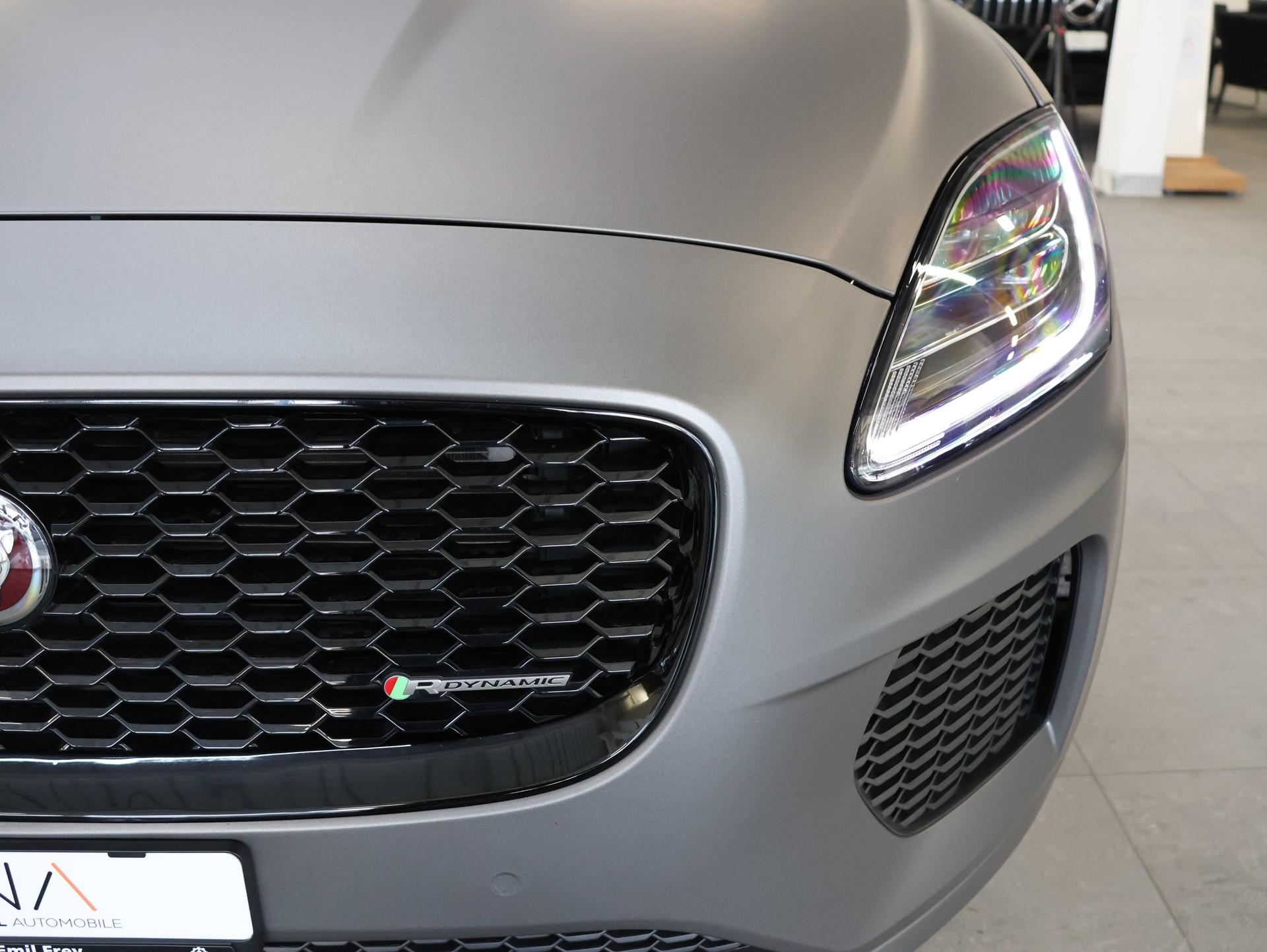 JAGUAR E-Pace 2.0d D180 R-Dynamic SE AWD Automatik-image-8