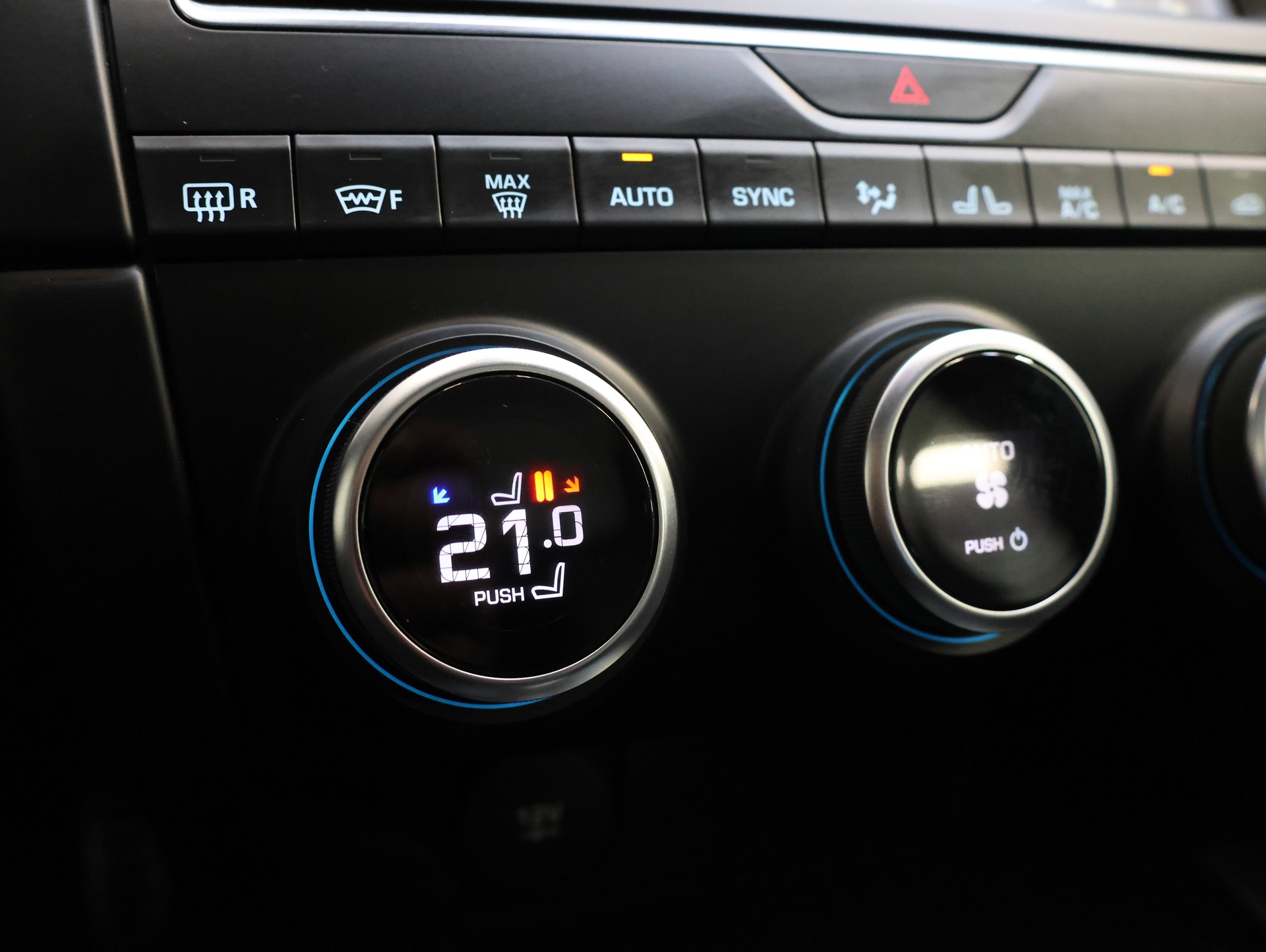 JAGUAR E-Pace 2.0d D180 R-Dynamic SE AWD Automatik-image-23