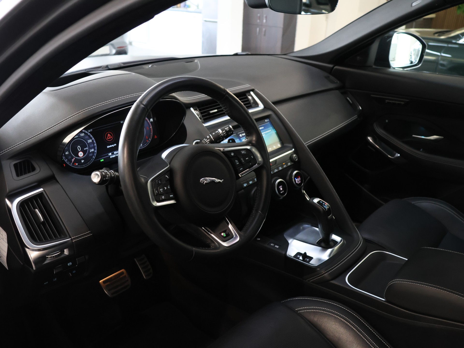 JAGUAR E-Pace 2.0d D180 R-Dynamic SE AWD Automatik-image-12