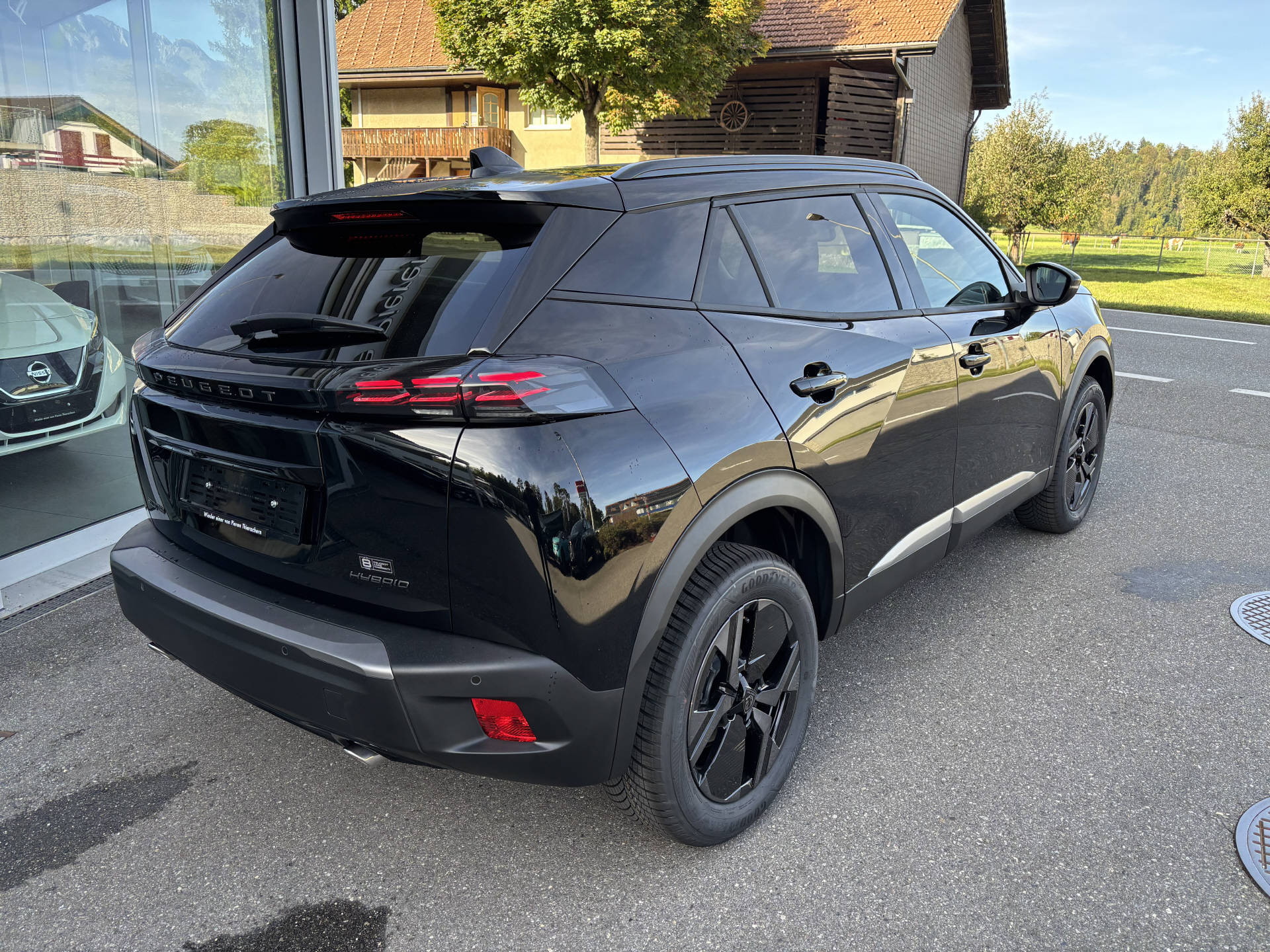 PEUGEOT 2008 1.2 Hybrid 145 Envy-image-3