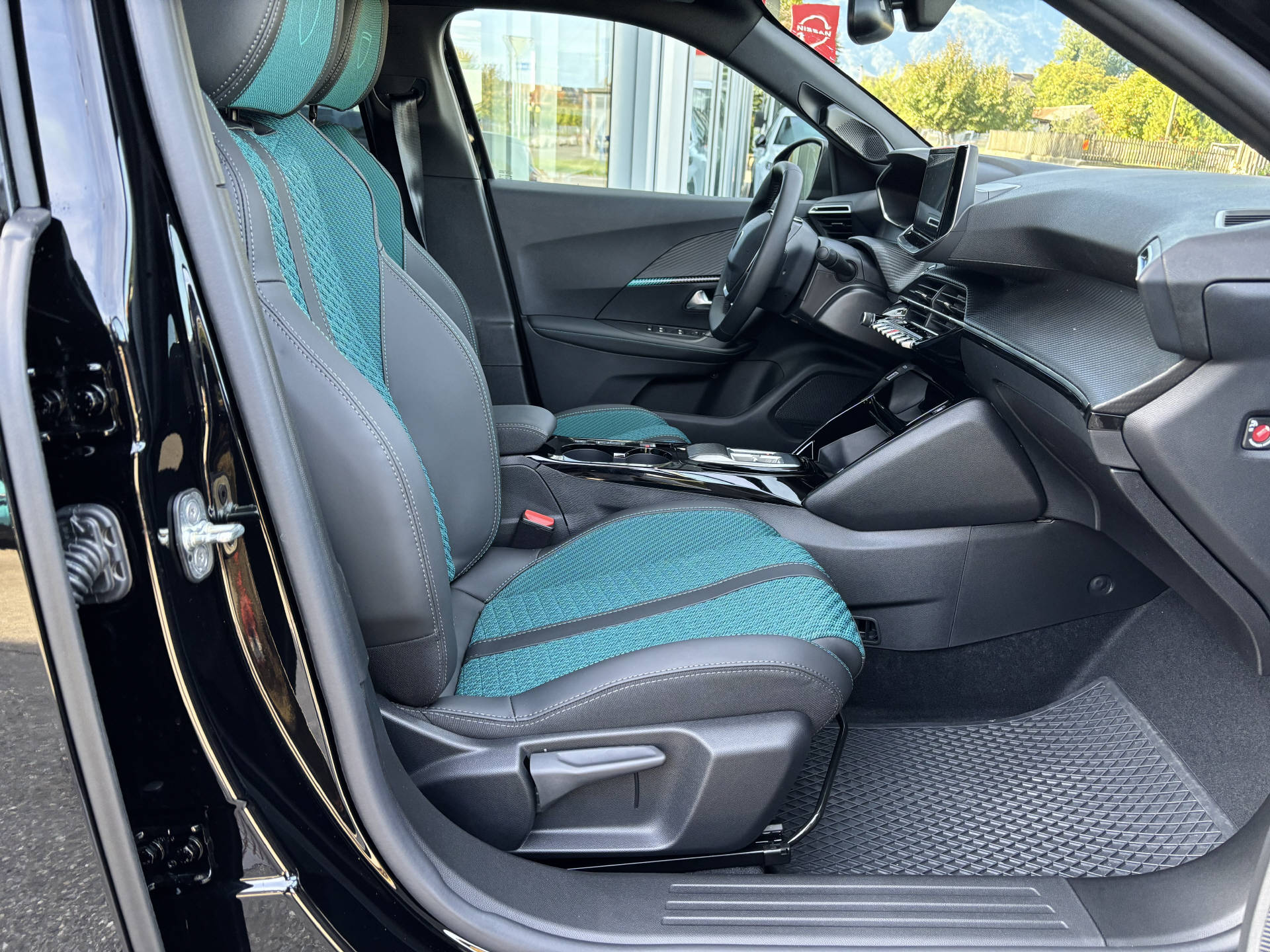 PEUGEOT 2008 1.2 Hybrid 145 Envy-image-8