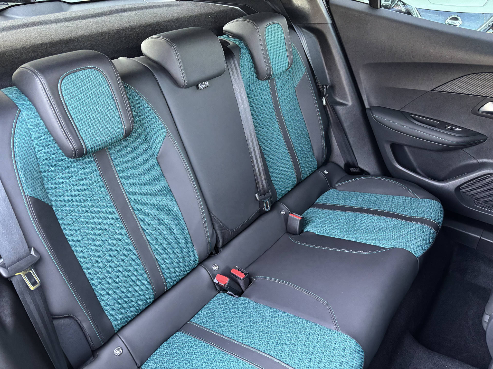 PEUGEOT 2008 1.2 Hybrid 145 Envy-image-7