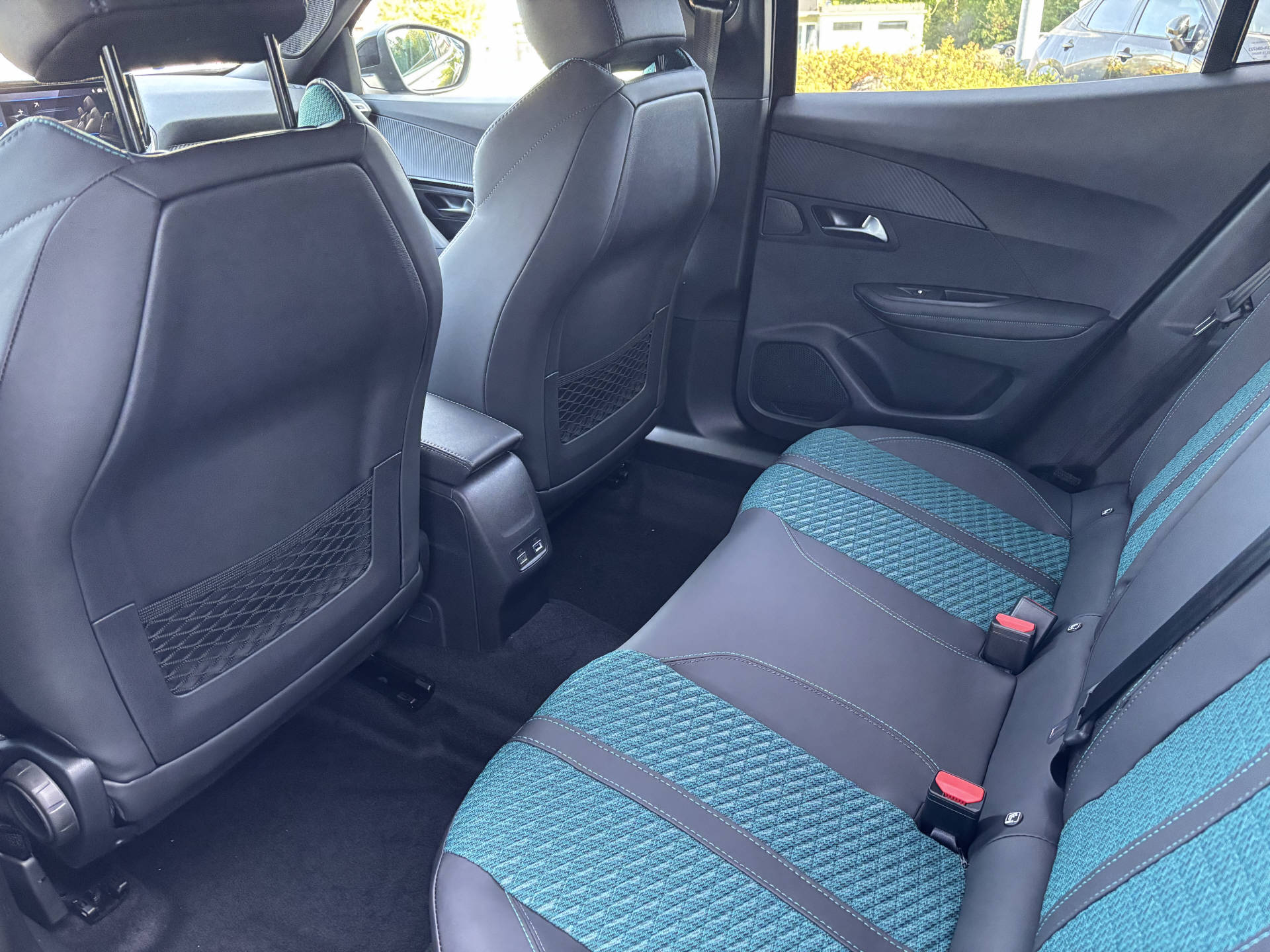 PEUGEOT 2008 1.2 Hybrid 145 Envy-image-9