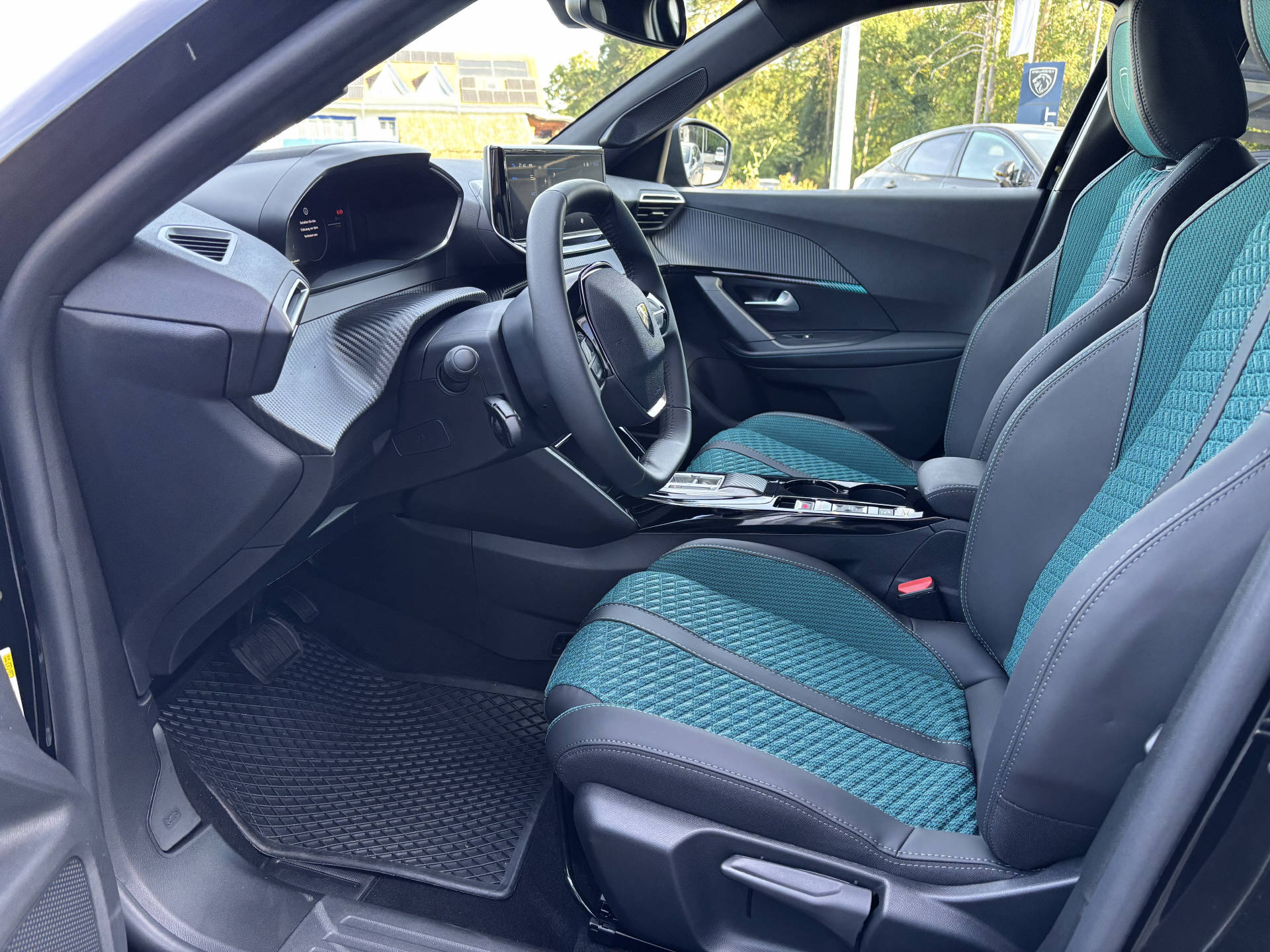 PEUGEOT 2008 1.2 Hybrid 145 Envy-image-11