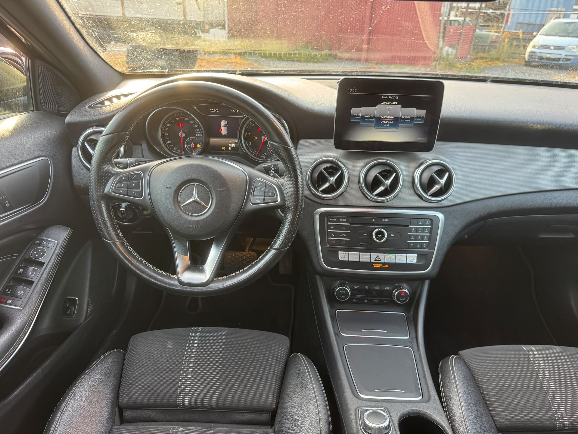 MERCEDES-BENZ GLA 200 Night Star 7G-DCT-image-9
