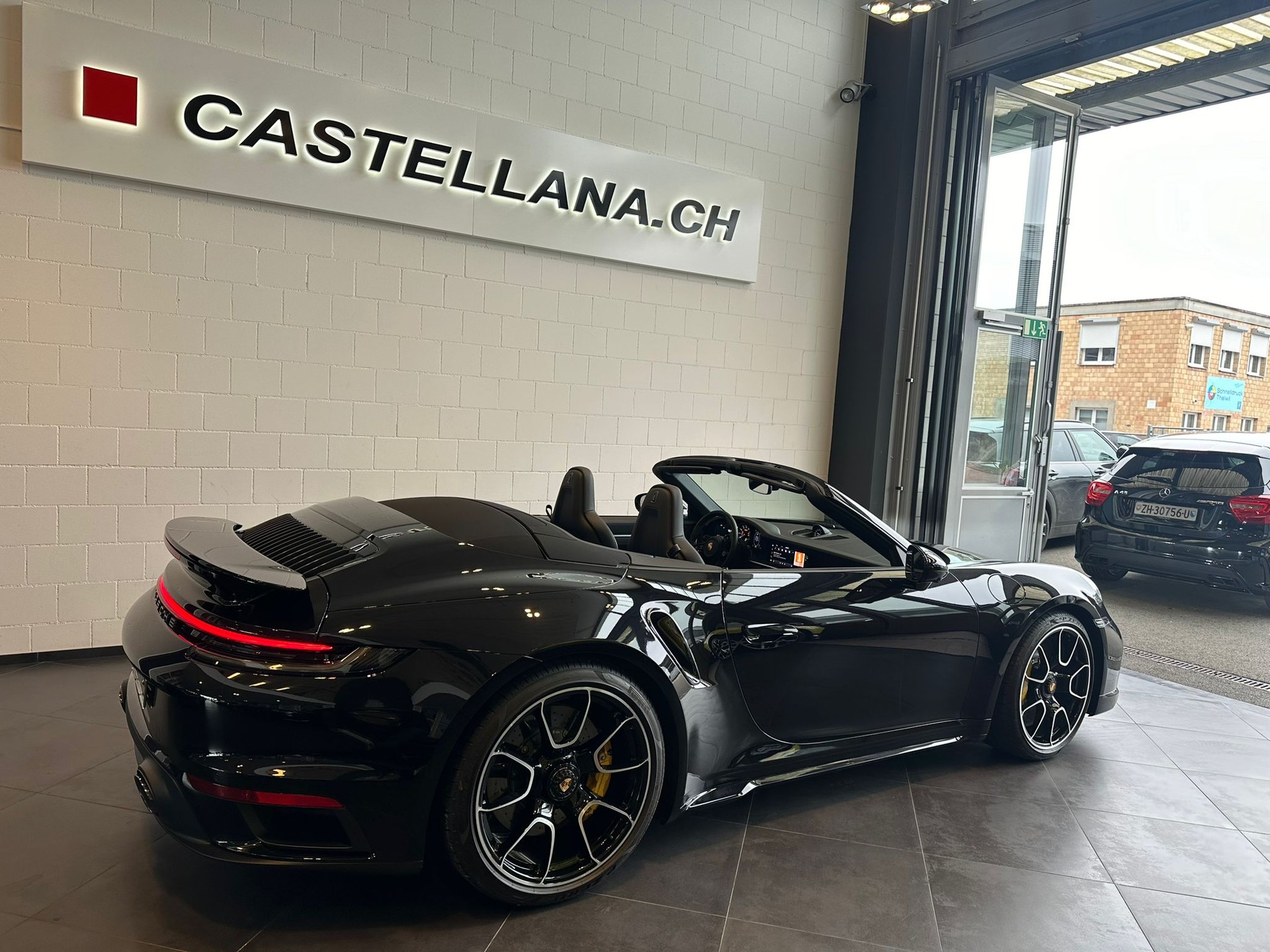 PORSCHE 911 Turbo S Cabriolet PDK-image-2