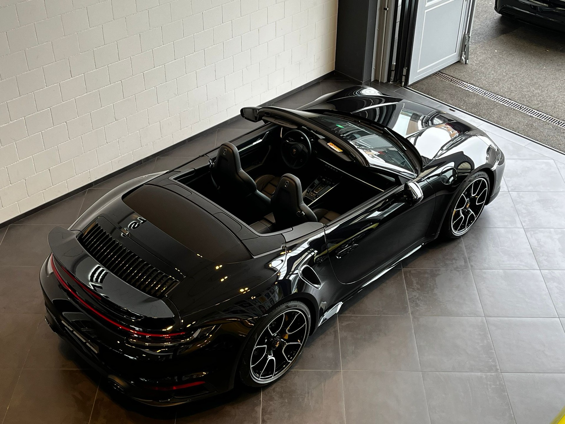 PORSCHE 911 Turbo S Cabriolet PDK-image-4