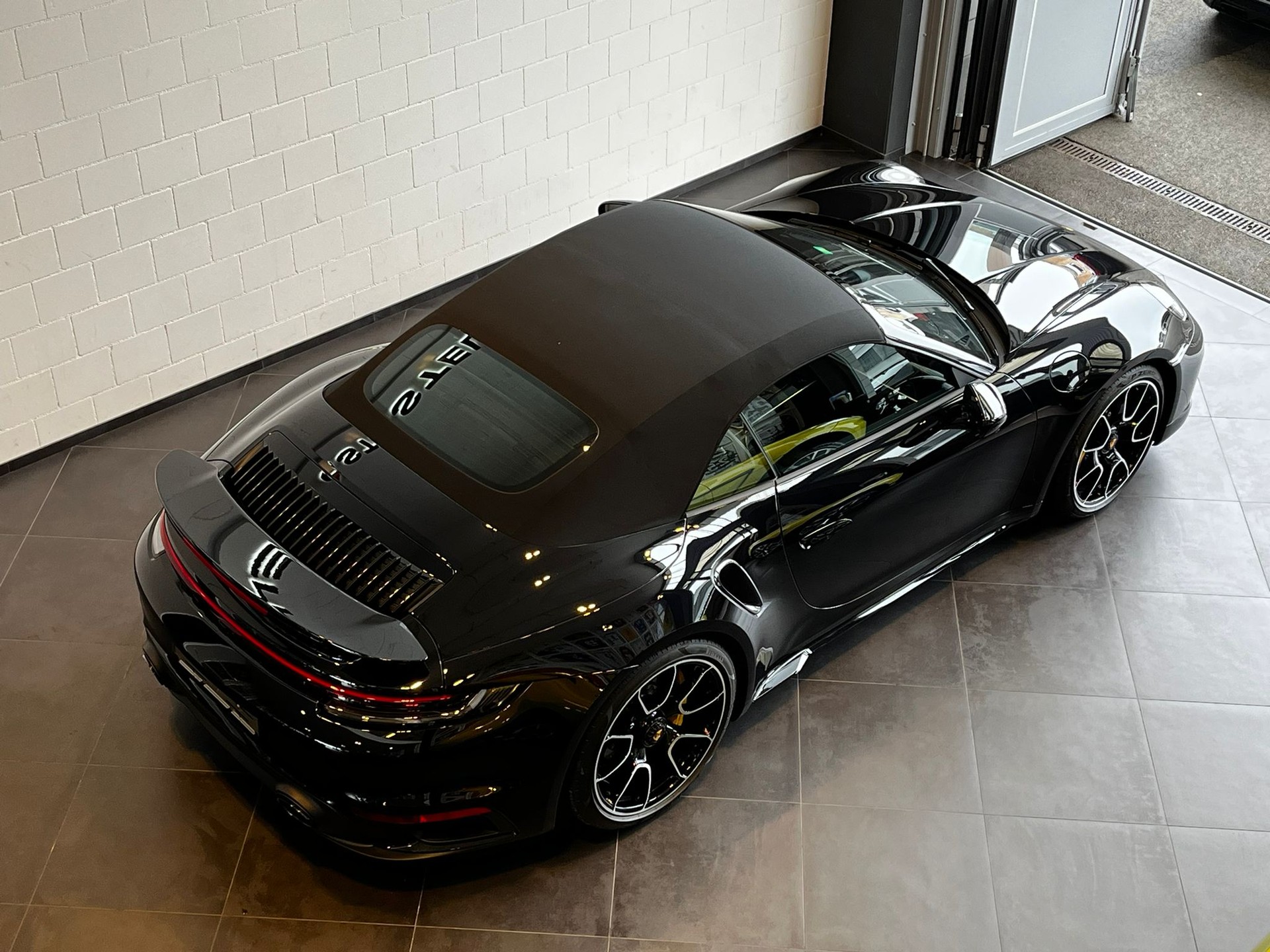 PORSCHE 911 Turbo S Cabriolet PDK-image-5