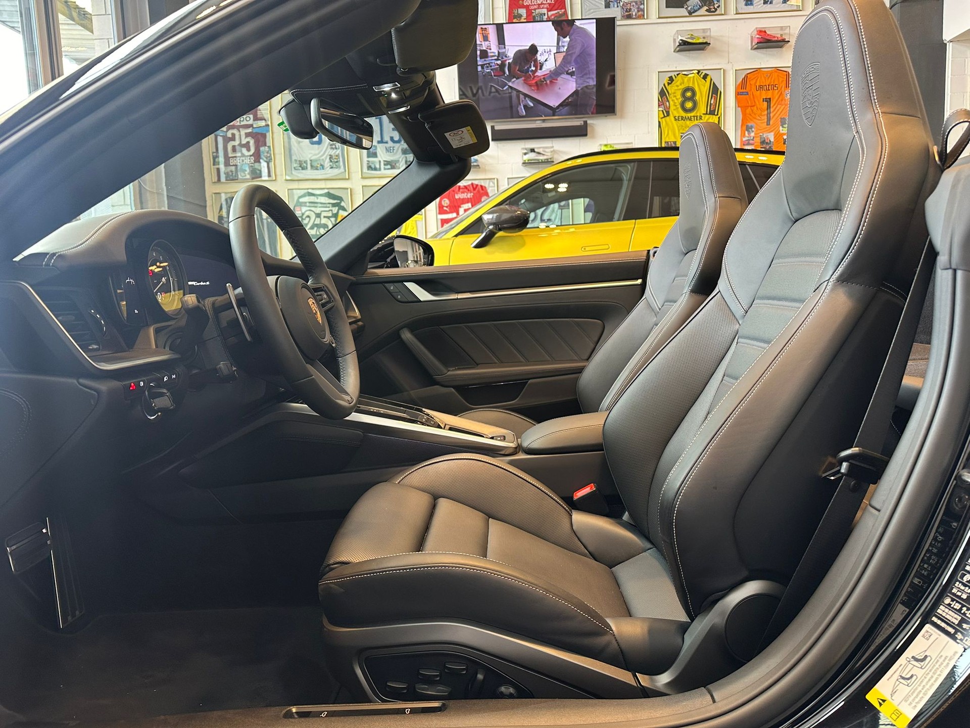 PORSCHE 911 Turbo S Cabriolet PDK-image-12