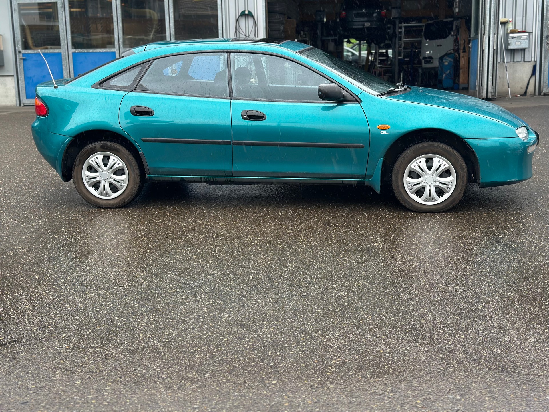 MAZDA 323 F 1.5i-16V Rainbow-image-4