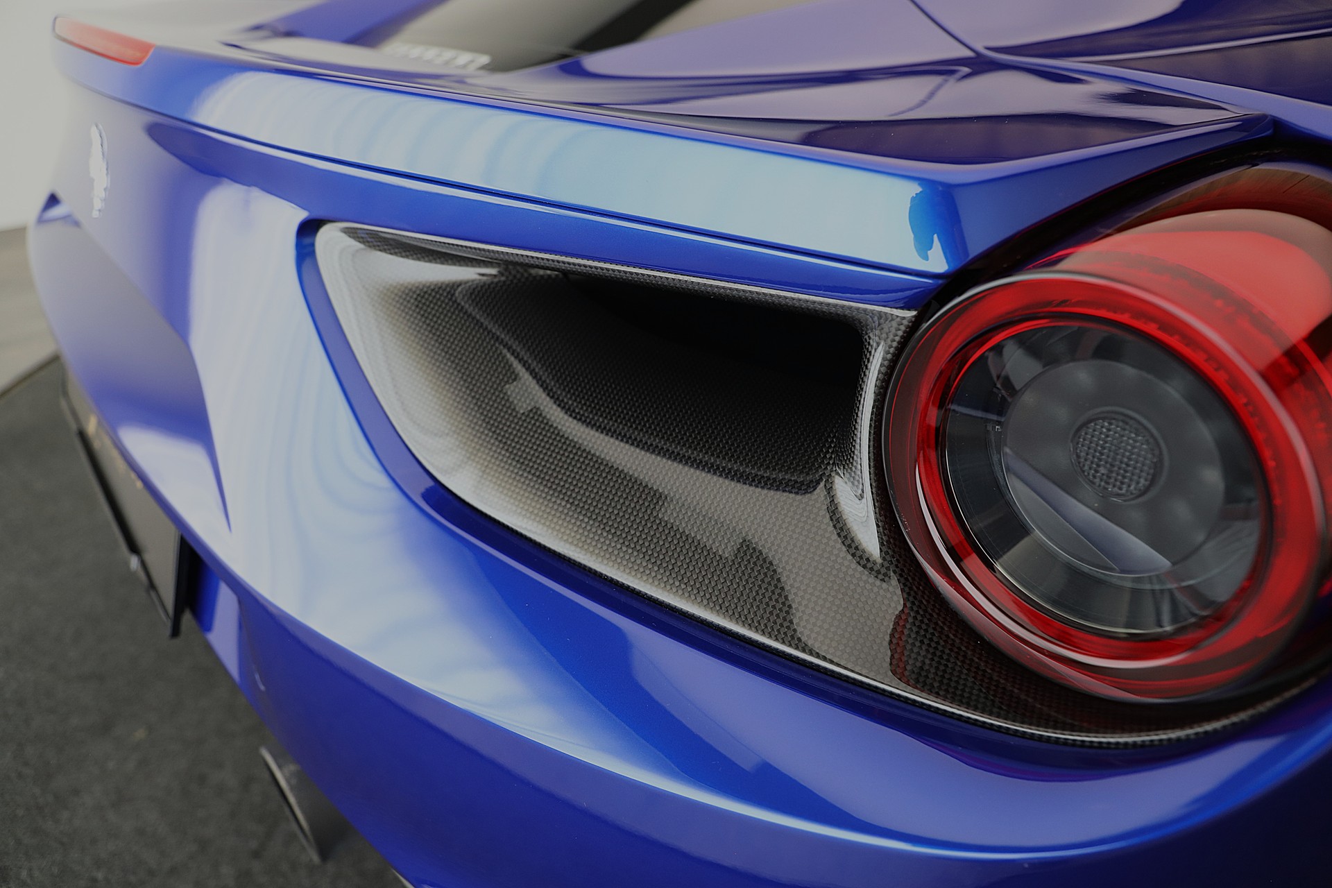 FERRARI 488 GTB 3.9 V8 in Sonderfarbe und sehr viel Carbon-image-9