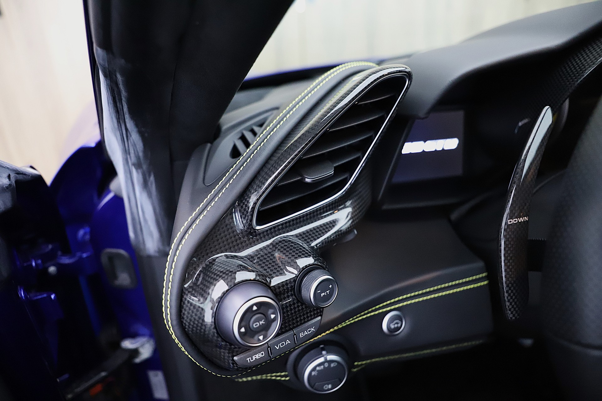 FERRARI 488 GTB 3.9 V8 in Sonderfarbe und sehr viel Carbon-image-11