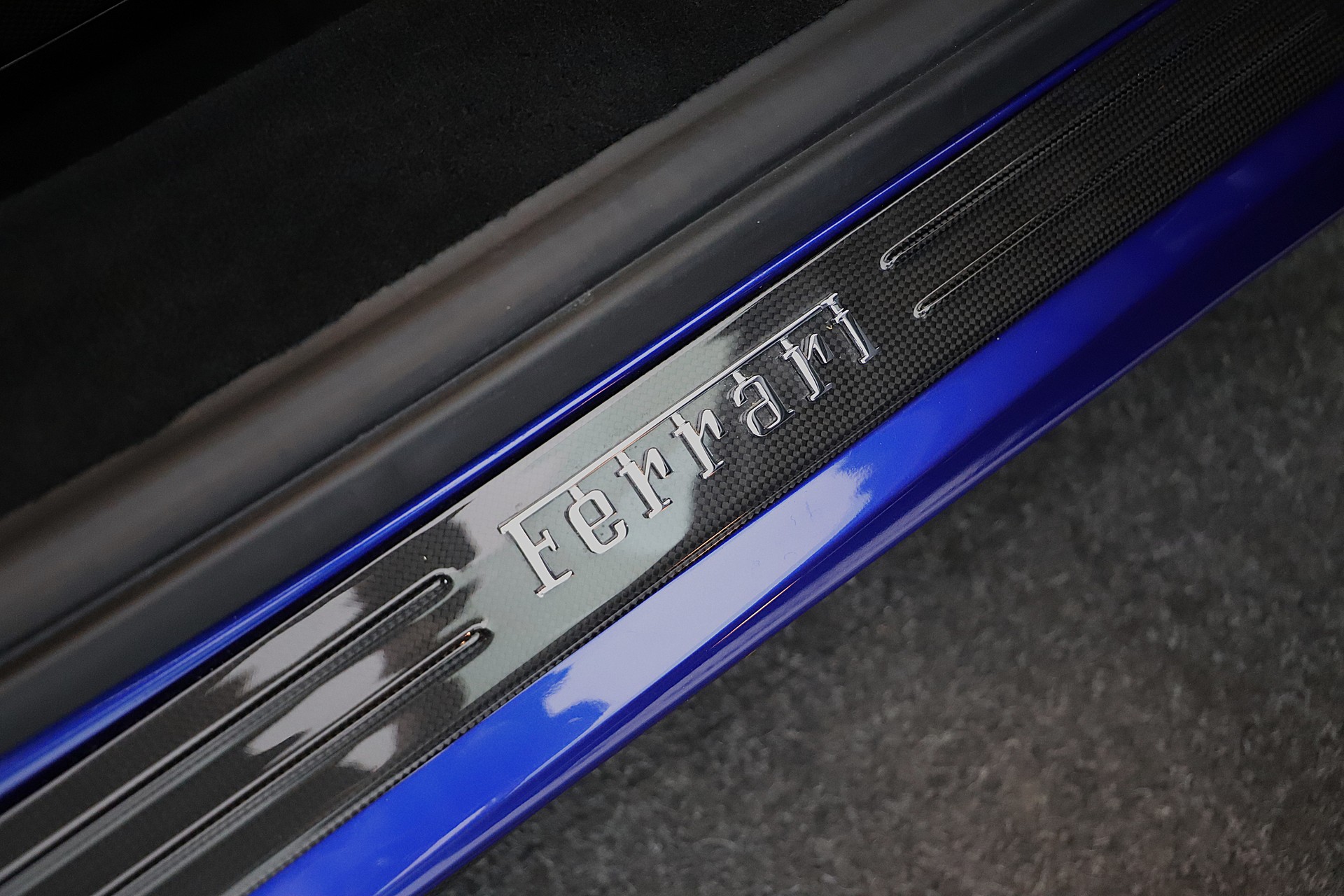 FERRARI 488 GTB 3.9 V8 in Sonderfarbe und sehr viel Carbon-image-10