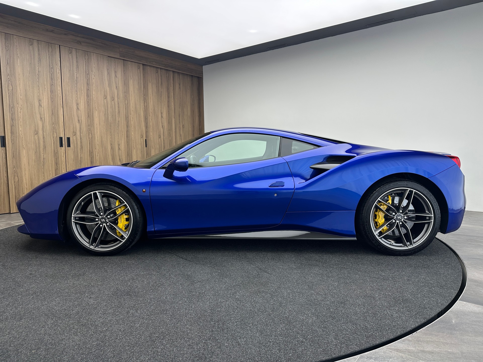 FERRARI 488 GTB 3.9 V8 in Sonderfarbe und sehr viel Carbon-image-2