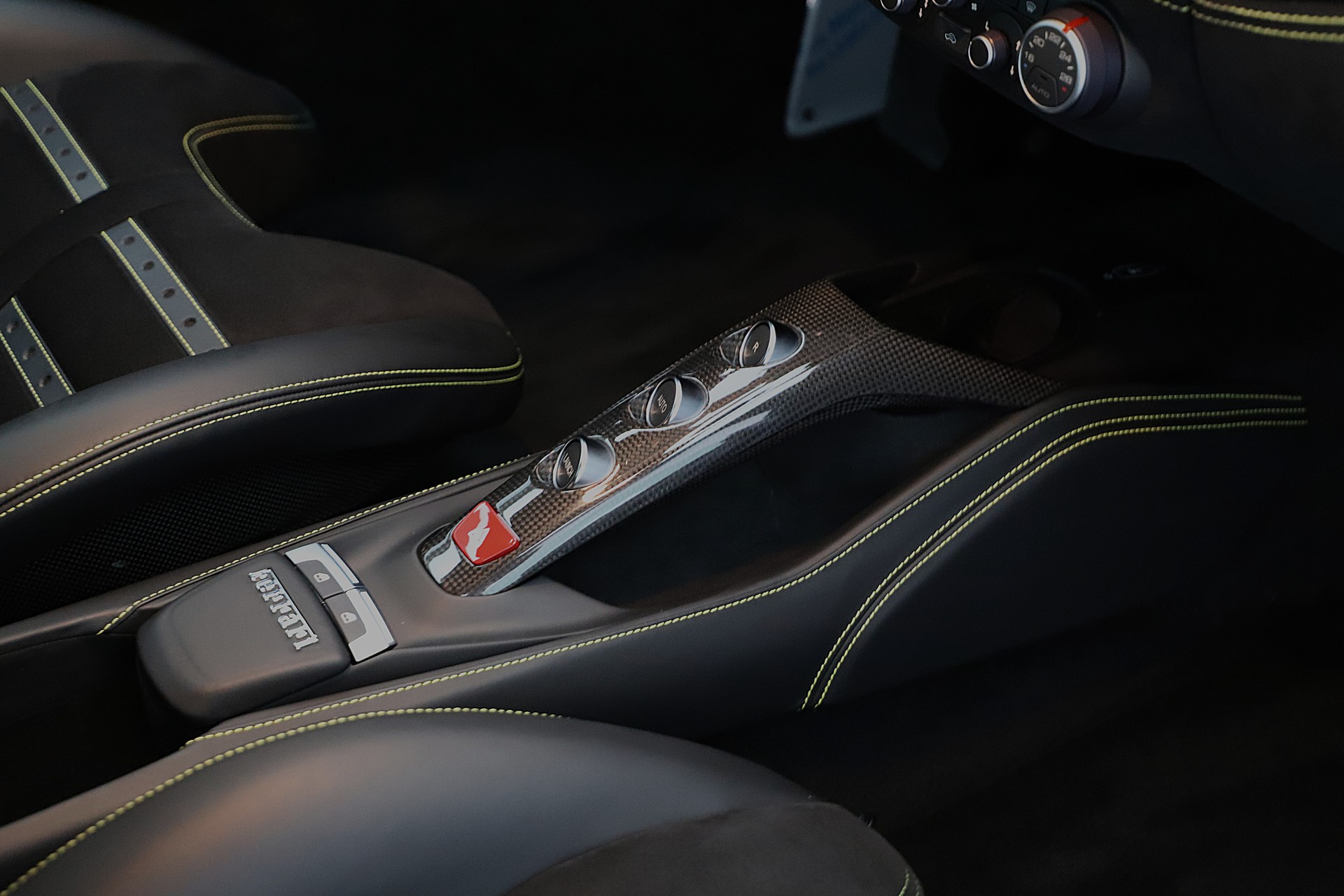 FERRARI 488 GTB 3.9 V8 in Sonderfarbe und sehr viel Carbon-image-6