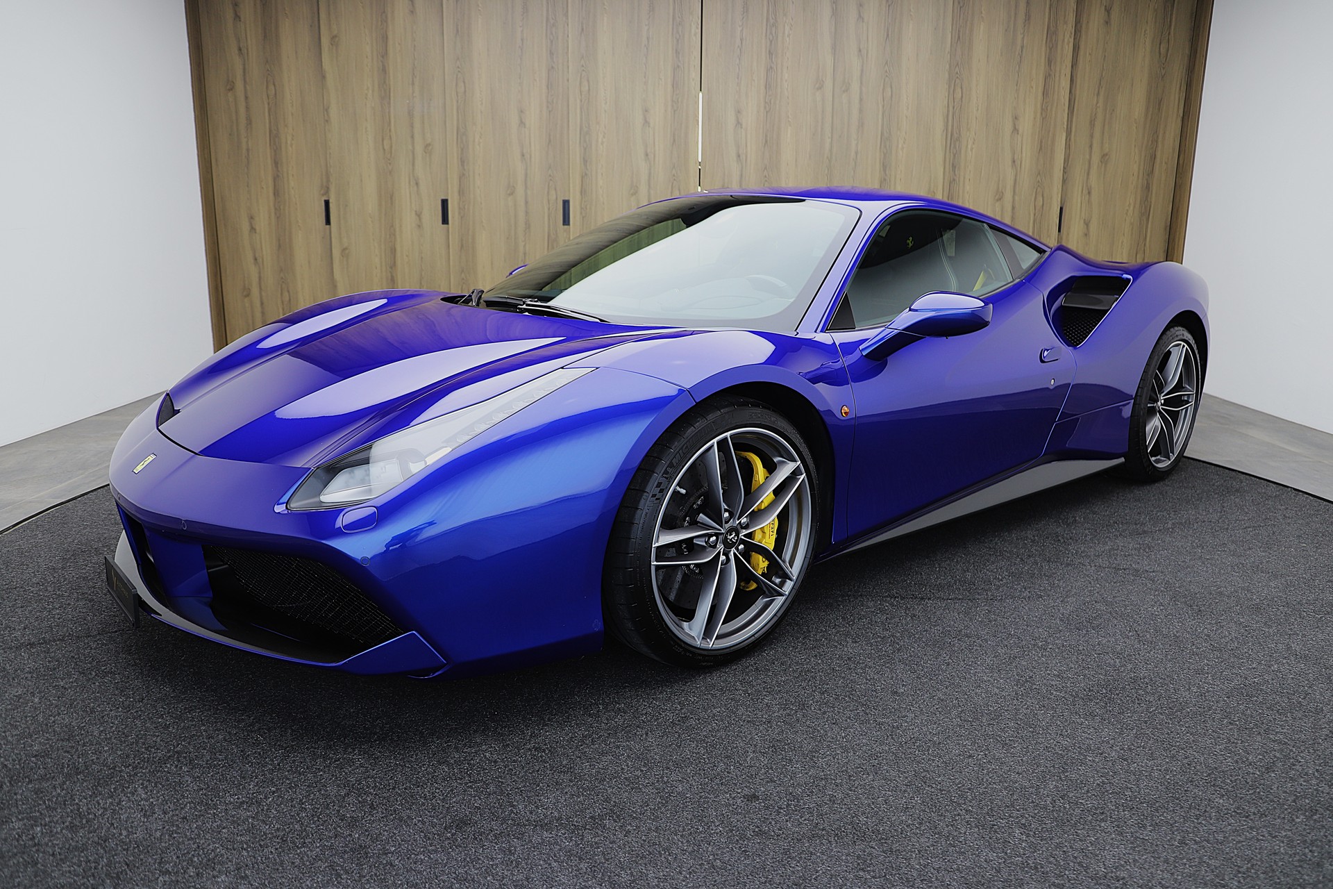 FERRARI 488 GTB 3.9 V8 in Sonderfarbe und sehr viel Carbon-image-0