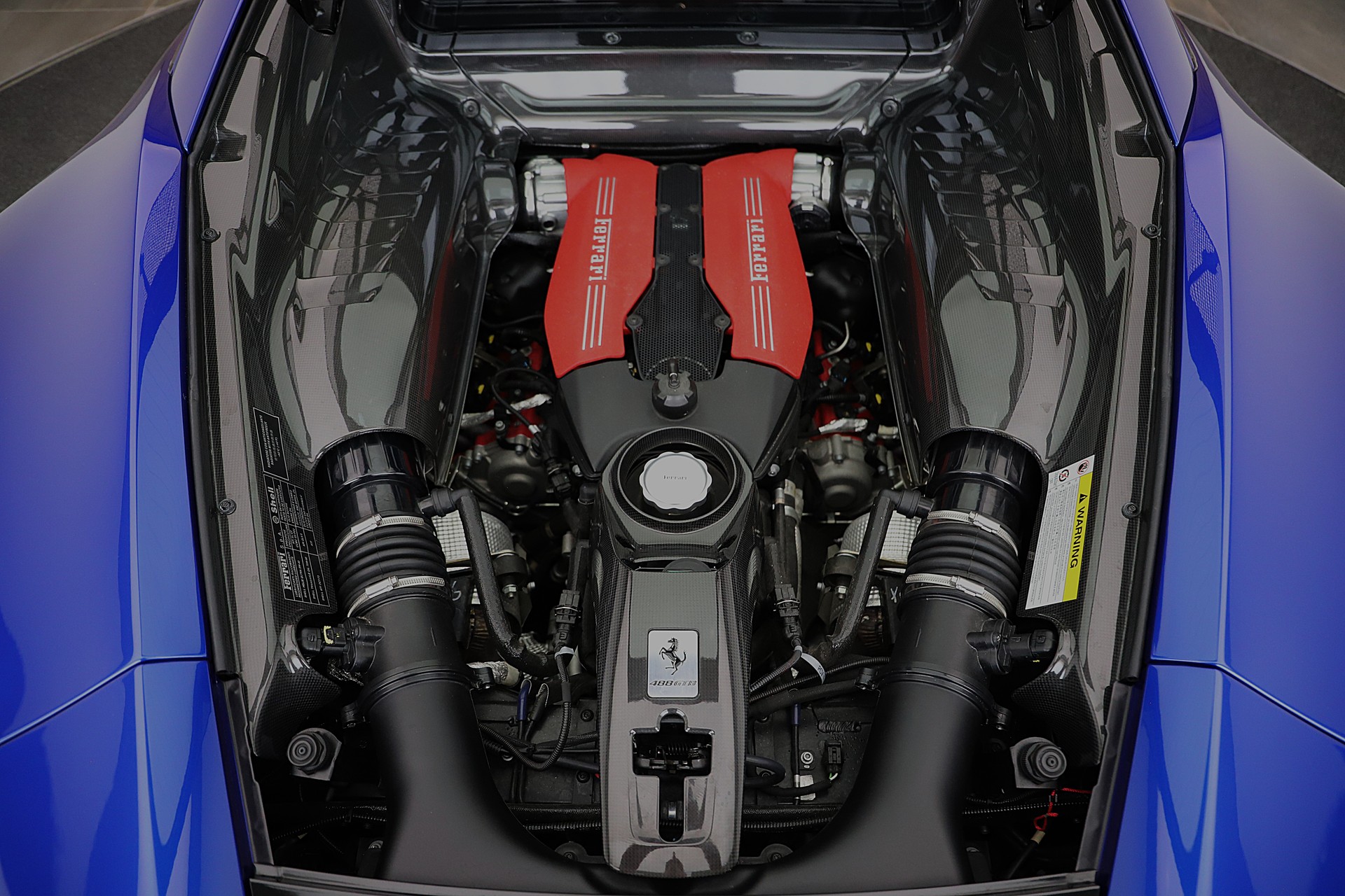 FERRARI 488 GTB 3.9 V8 in Sonderfarbe und sehr viel Carbon-image-13