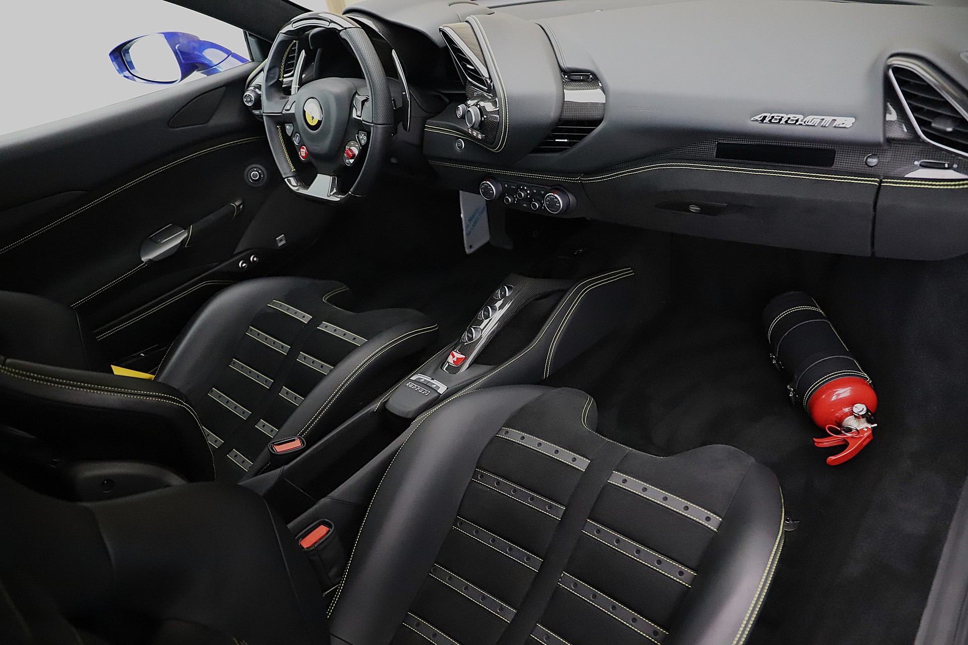 FERRARI 488 GTB 3.9 V8 in Sonderfarbe und sehr viel Carbon-image-5