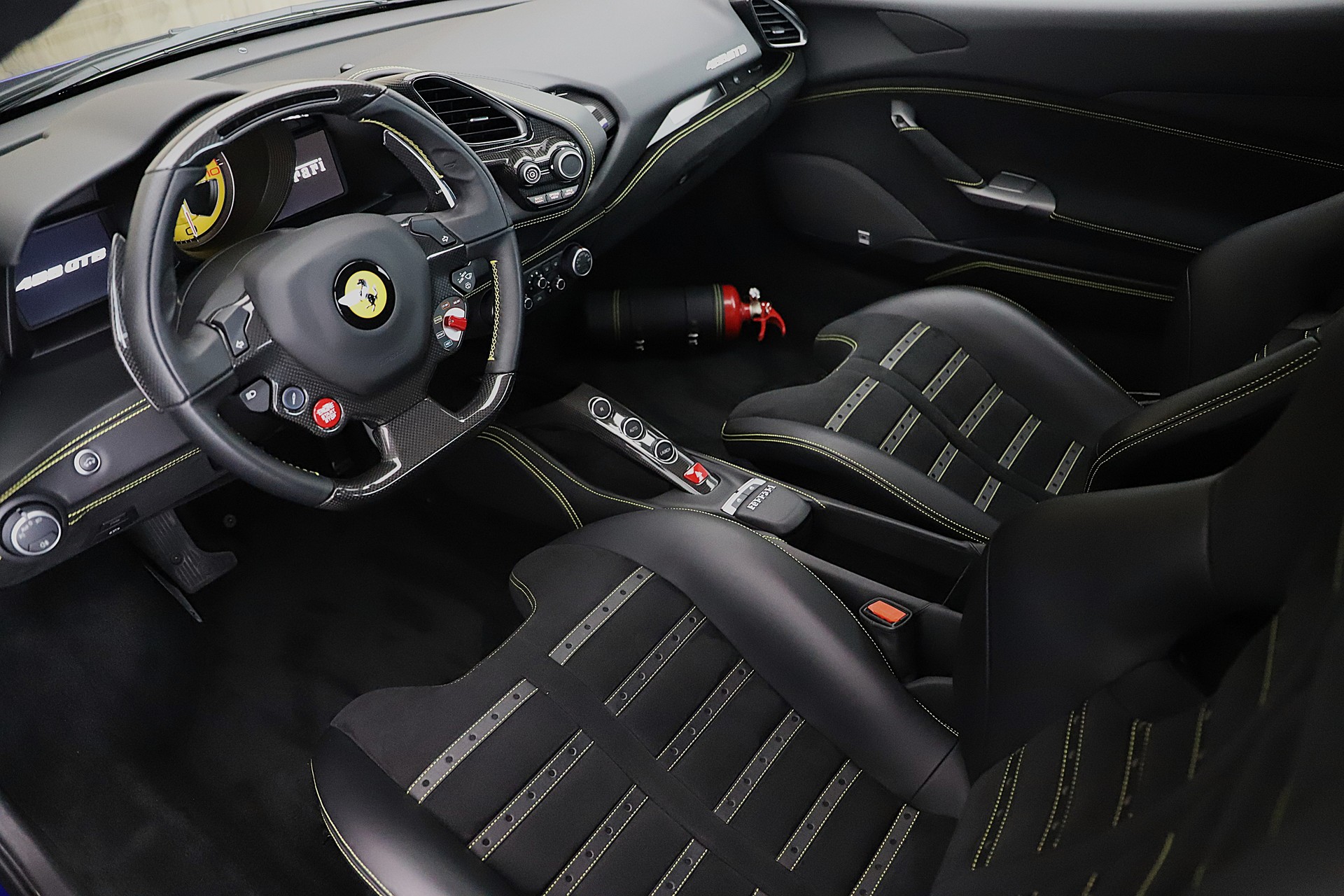 FERRARI 488 GTB 3.9 V8 in Sonderfarbe und sehr viel Carbon-image-4