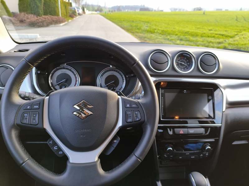 SUZUKI Vitara 1.5 Compact Top Hybrid 4x4-image-6