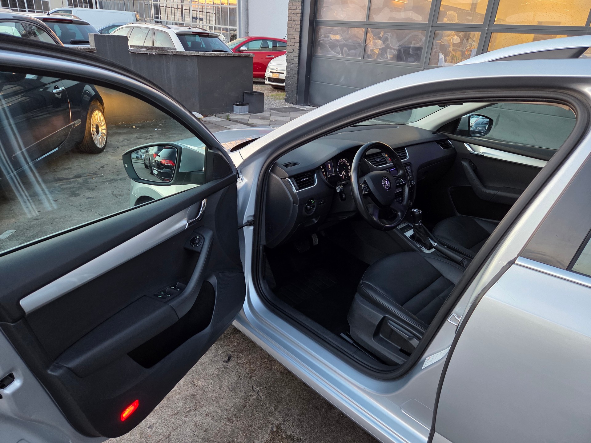 SKODA Octavia Combi 1.6 TDI Ambition DSG-image-14