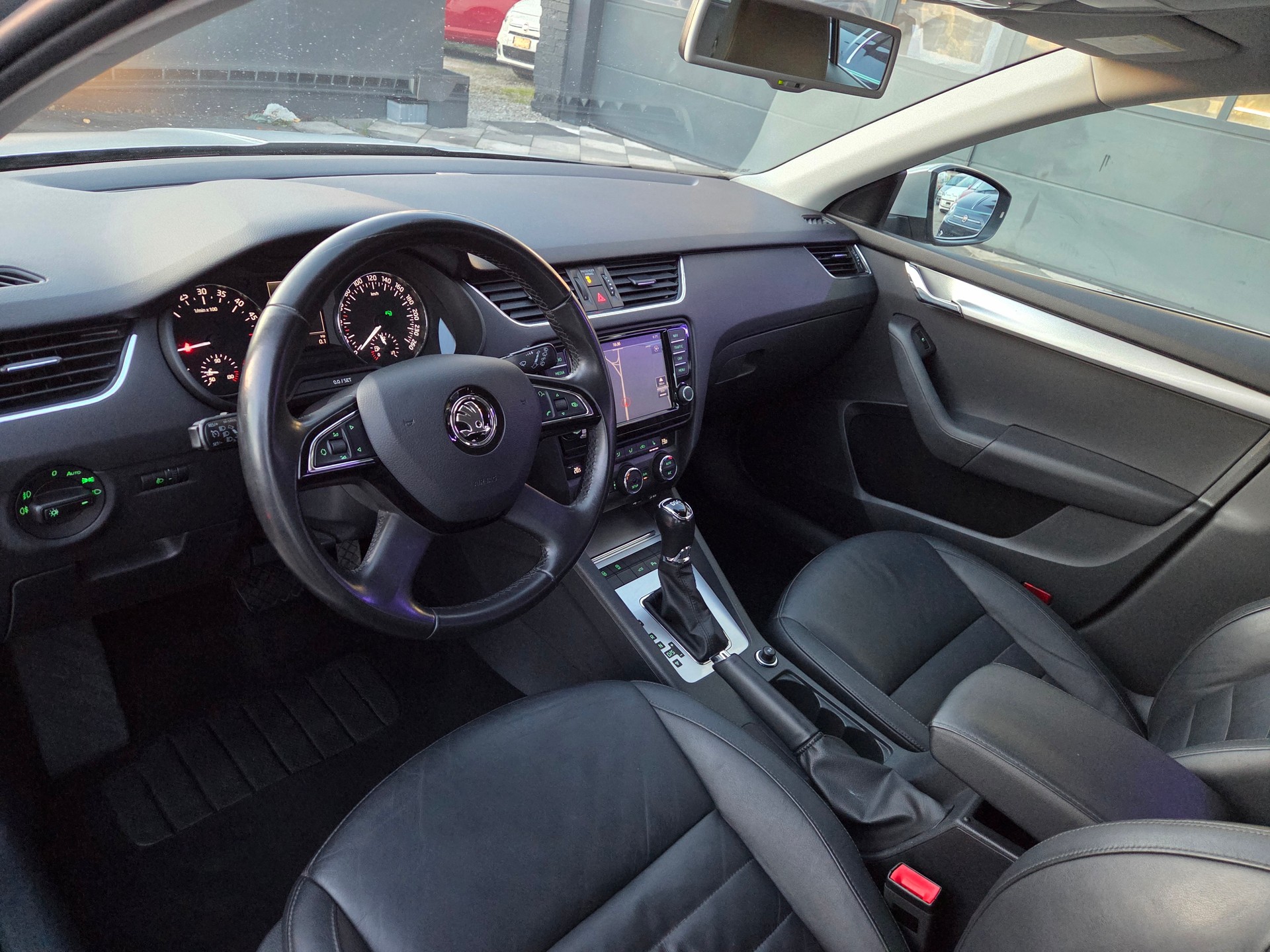SKODA Octavia Combi 1.6 TDI Ambition DSG-image-15