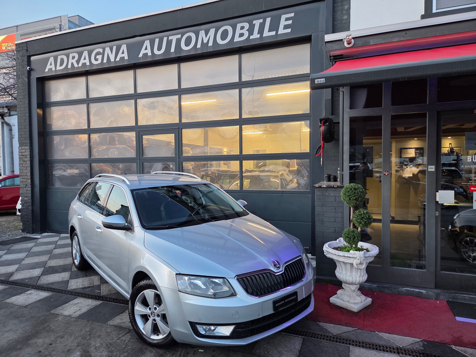 SKODA Octavia Combi 1.6 TDI Ambition DSG-image-0