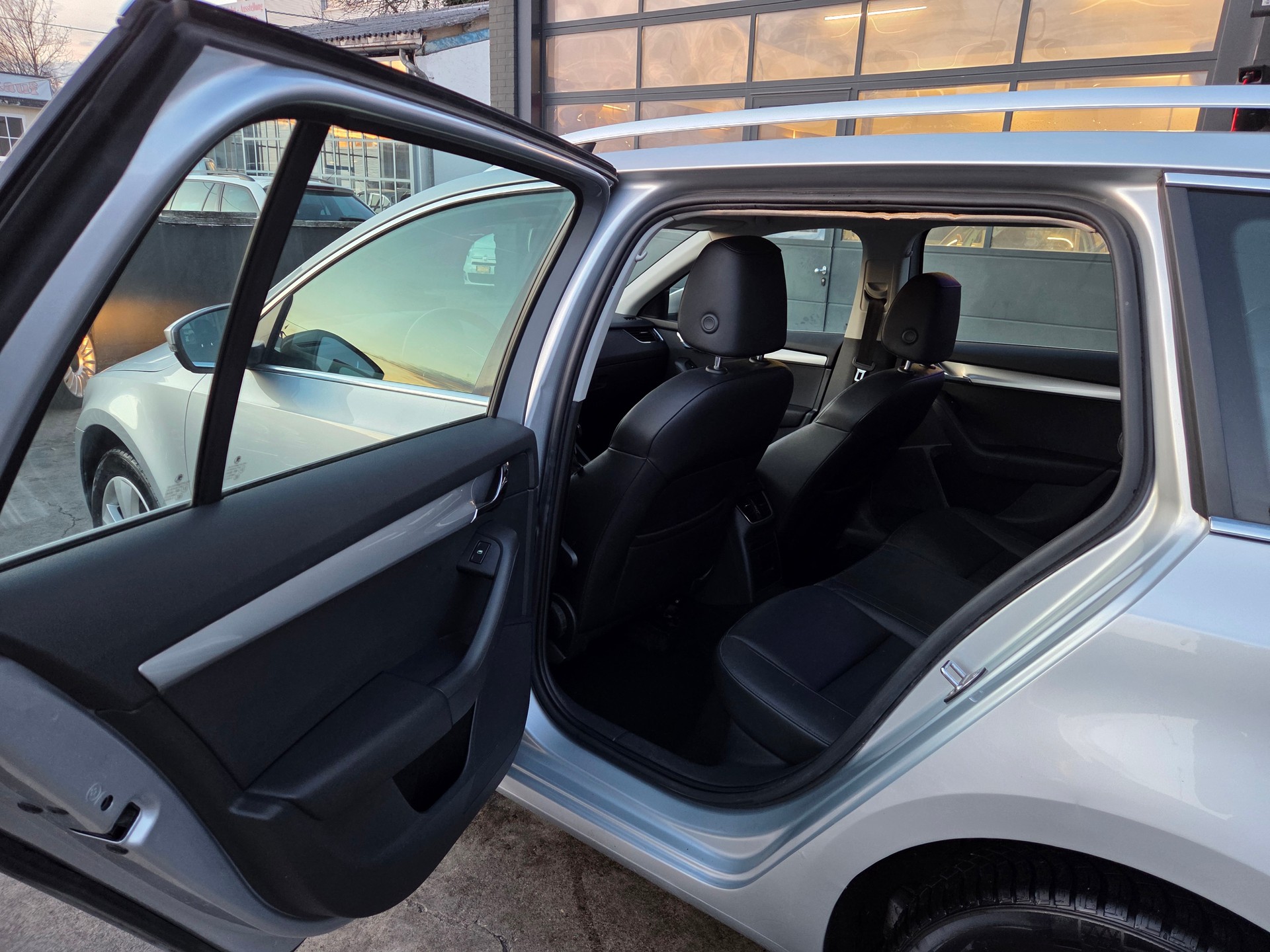 SKODA Octavia Combi 1.6 TDI Ambition DSG-image-17