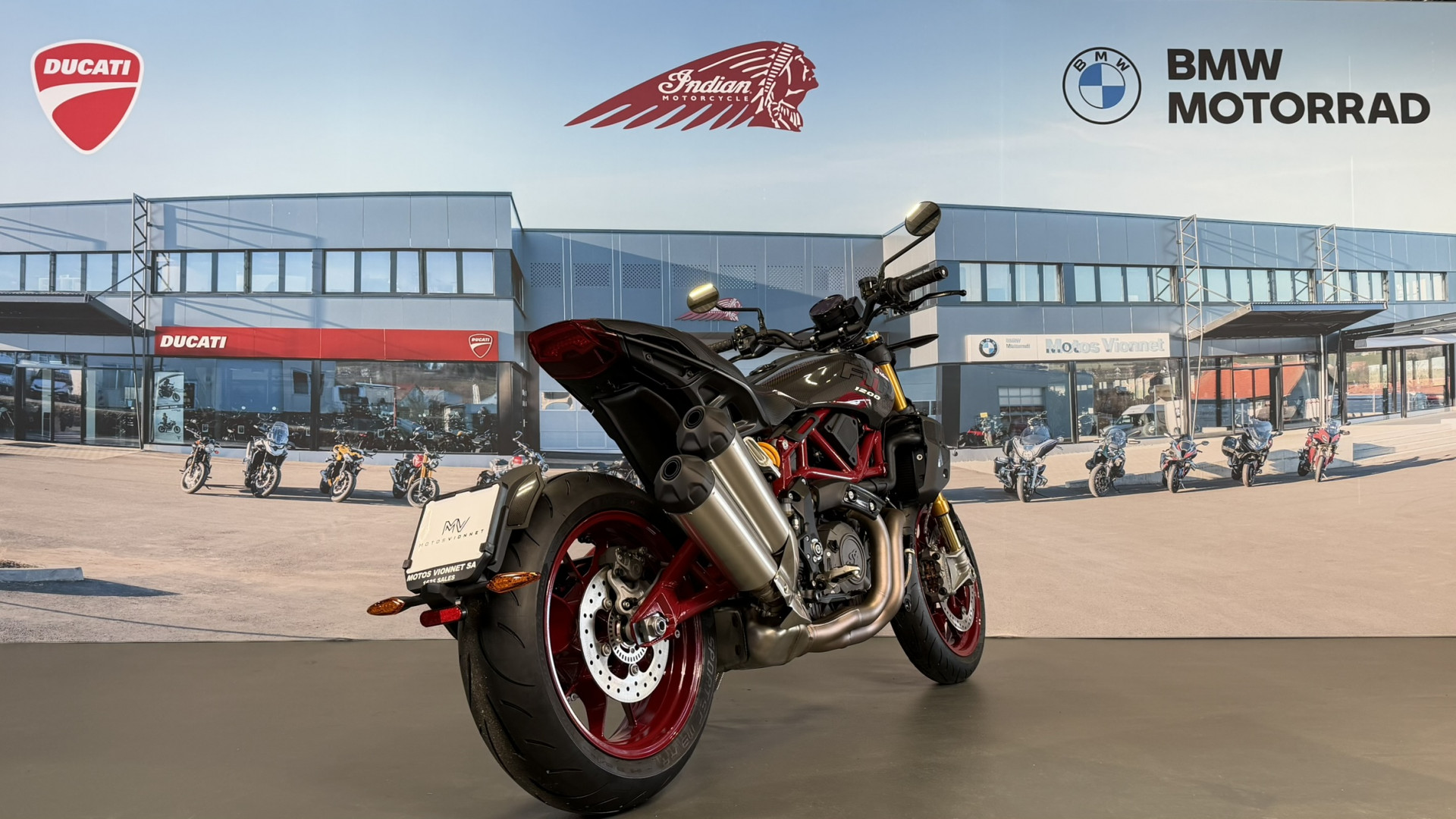 INDIAN FTR R Carbon-showroom-element-3