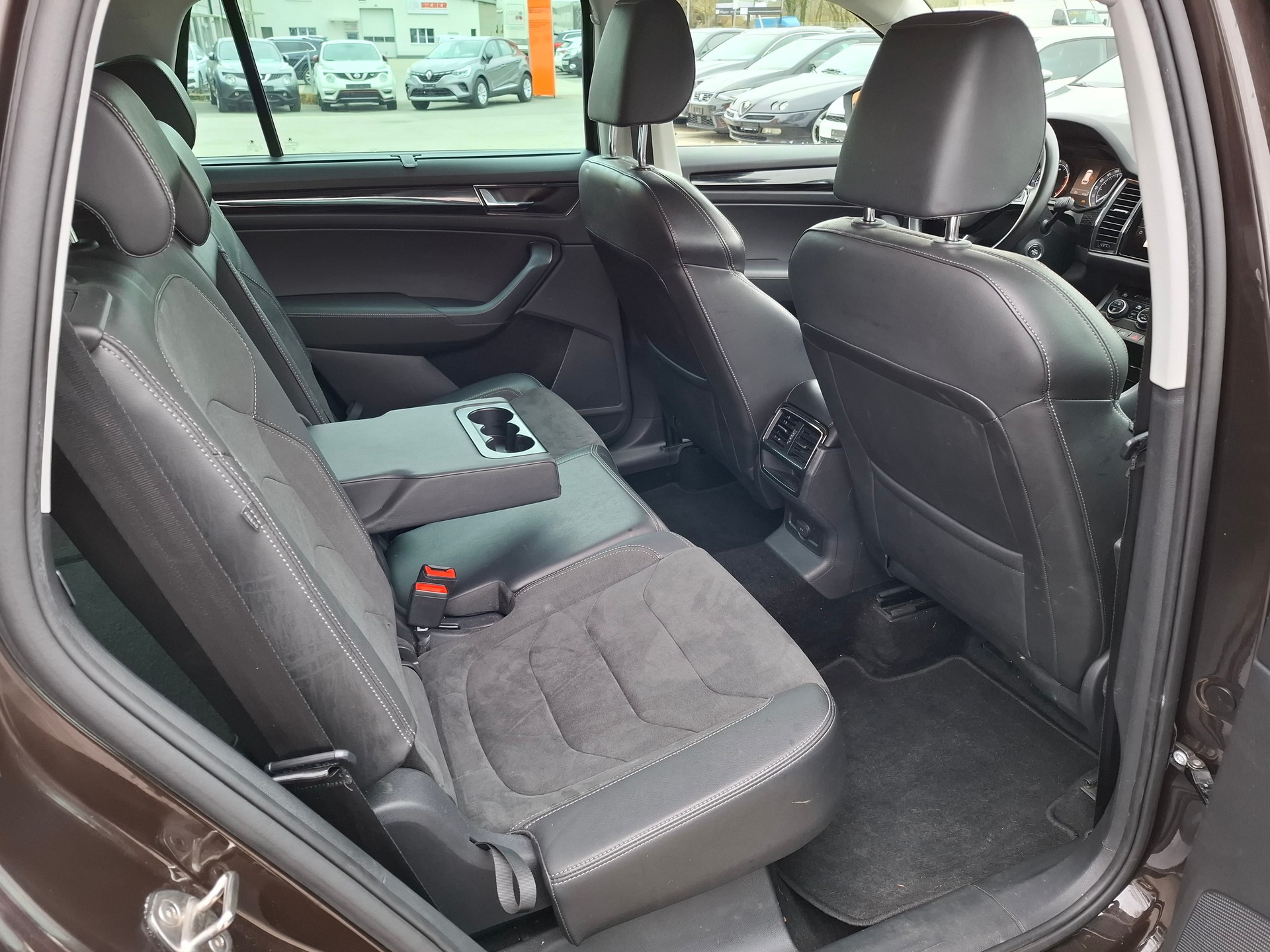 SKODA Kodiaq 2.0 TSI 4x4 Sport Line-image-8