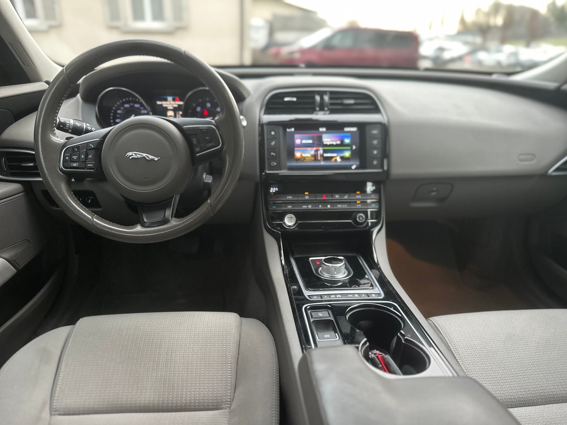 JAGUAR XE 20d Pure Automat-image-7