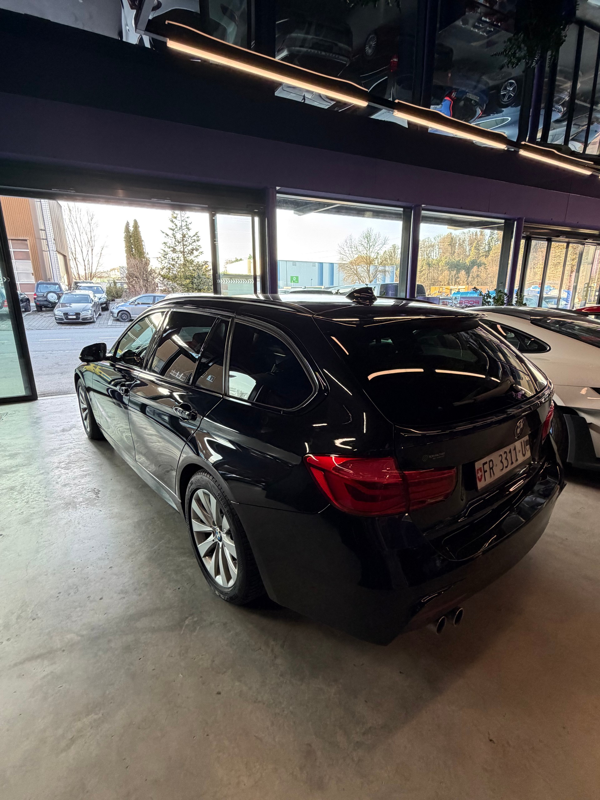 BMW 330d xDrive Touring M Sport Line Steptronic-showroom-element-2