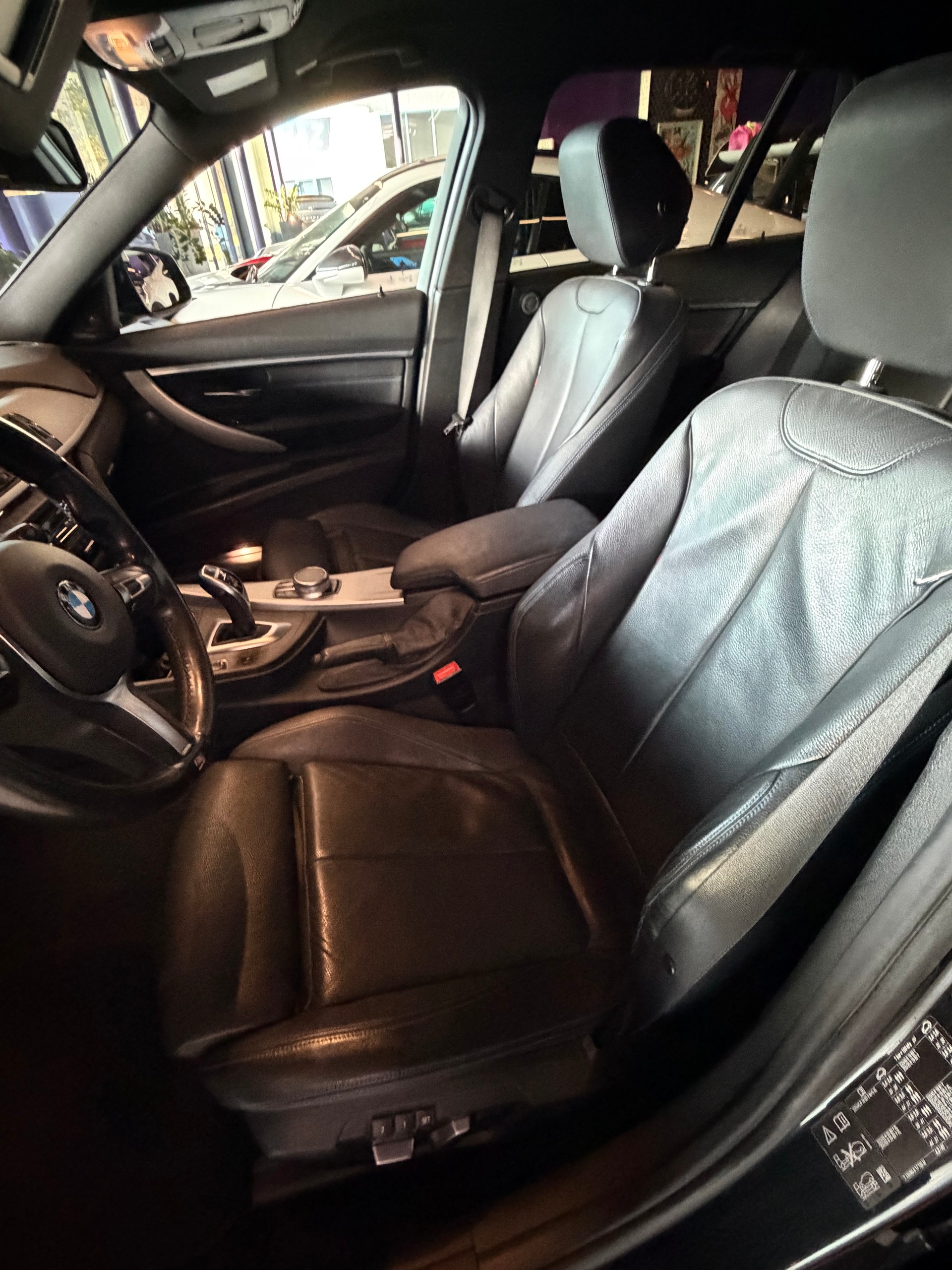 BMW 330d xDrive Touring M Sport Line Steptronic-image-10