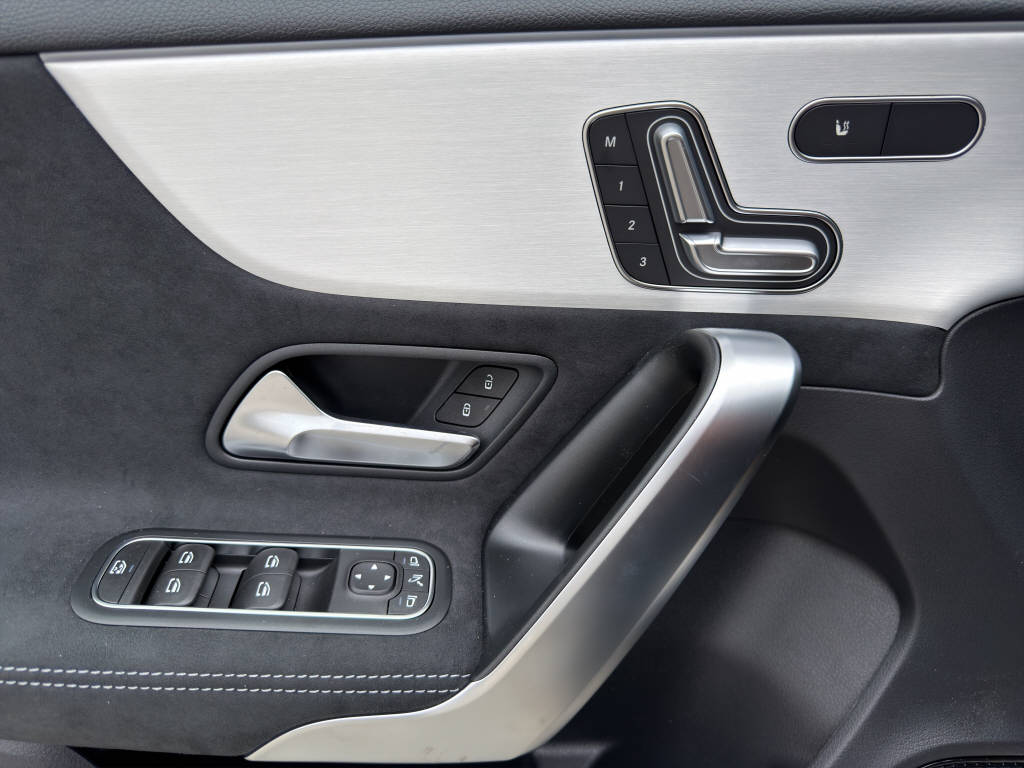 MERCEDES-BENZ A 250 AMG Line 4m-image-12