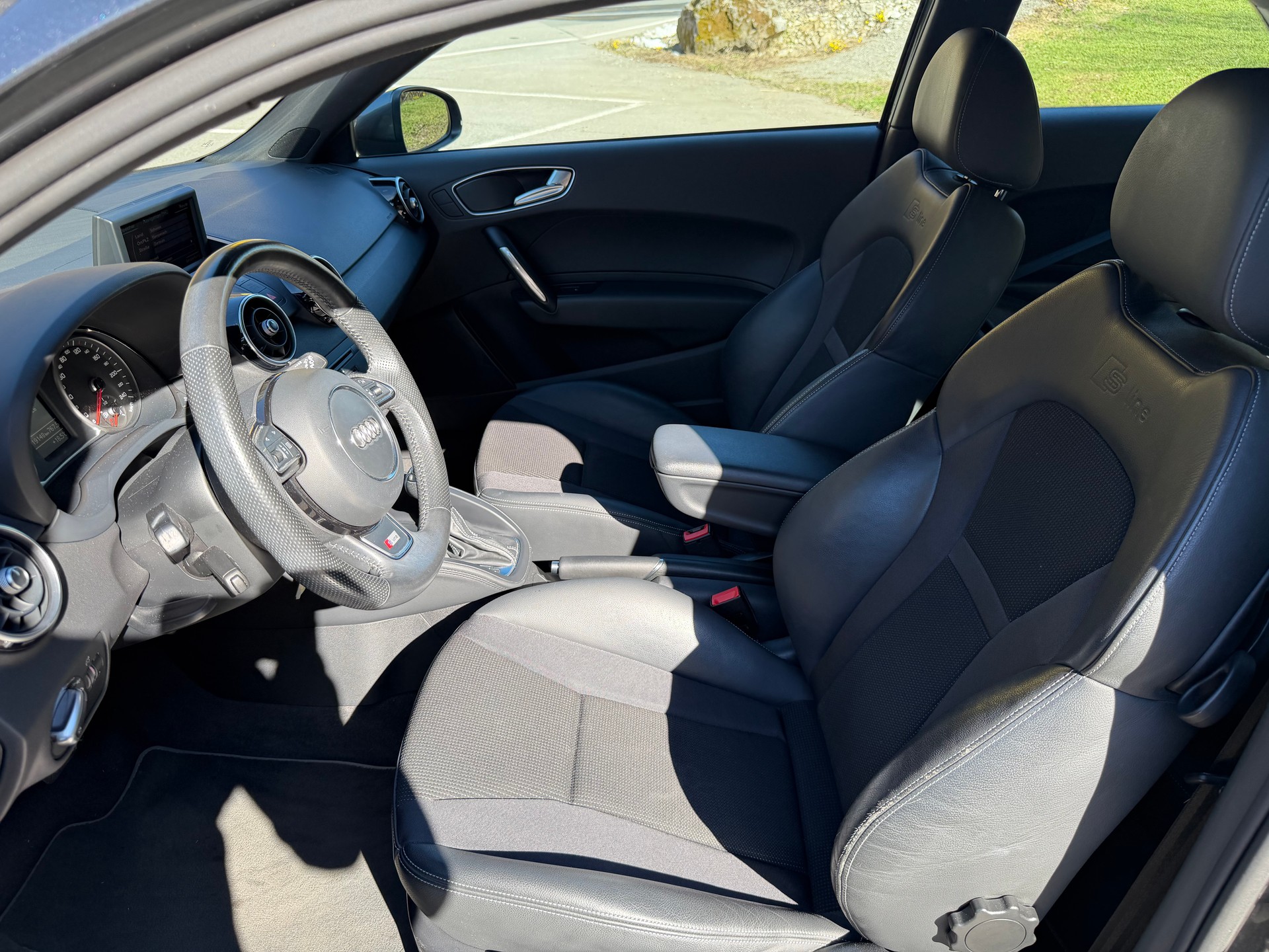 AUDI A1 1.4 TFSI Ambition S-tronic-image-4