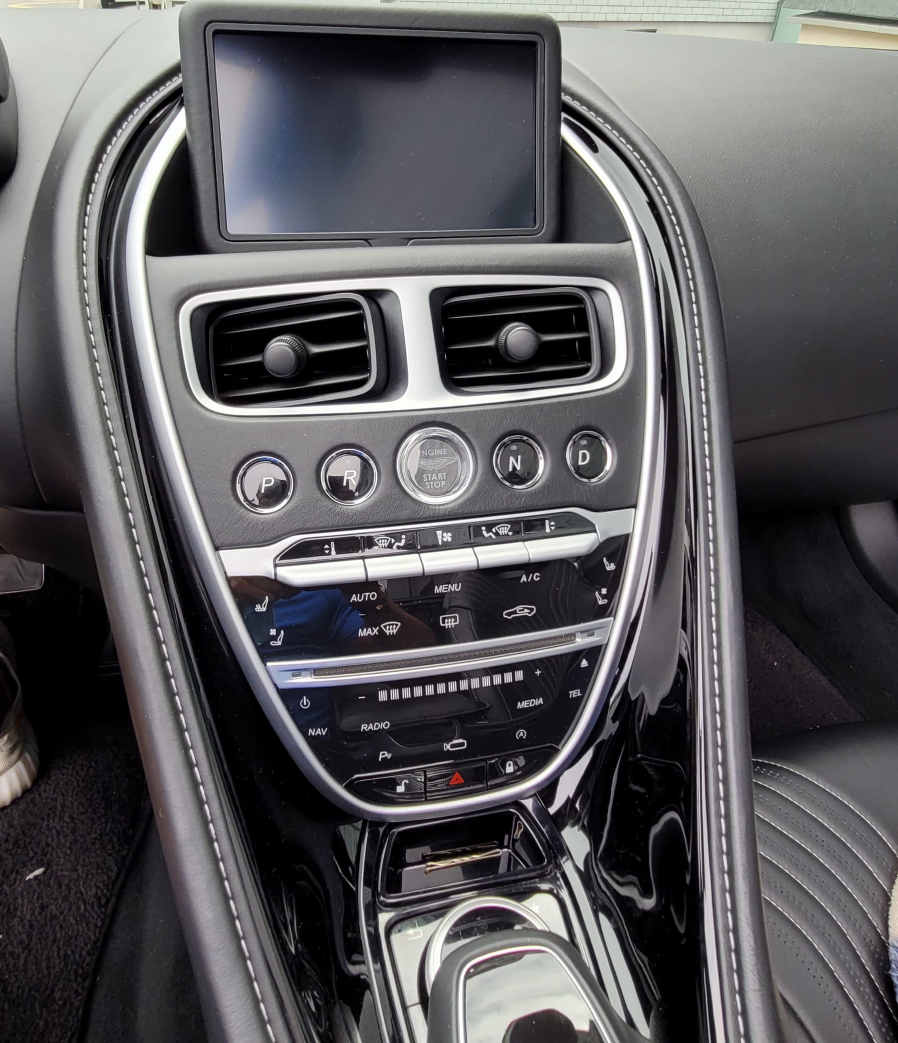 ASTON MARTIN DB11 V8 Volante Touchtronic 3-image-8