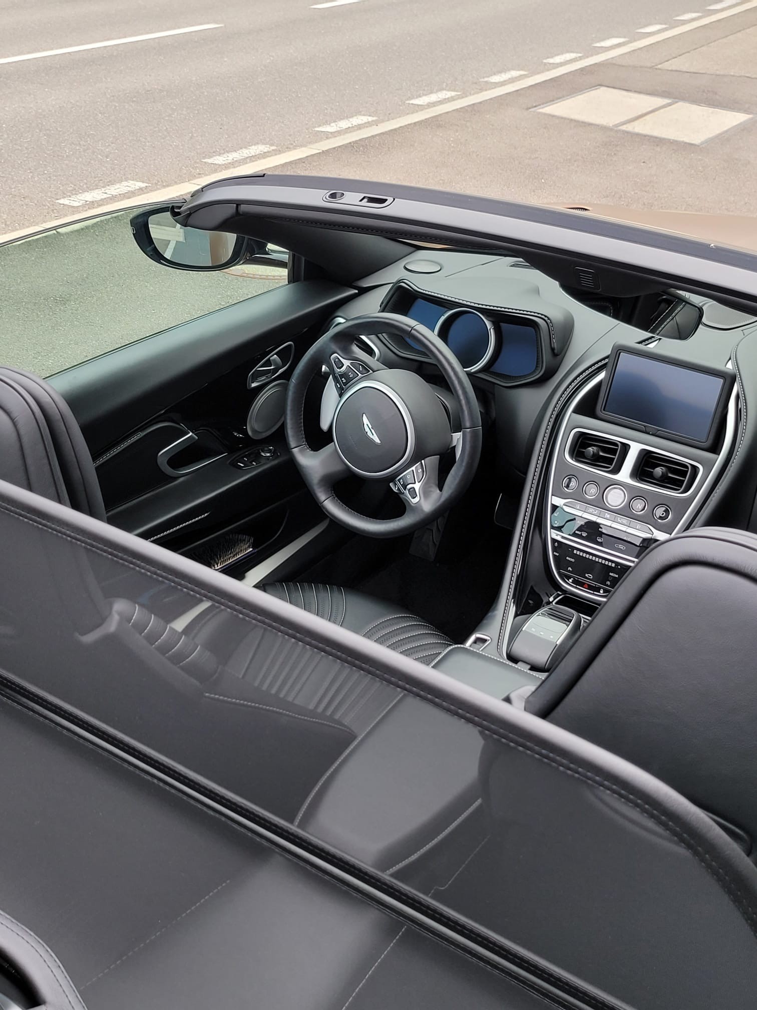 ASTON MARTIN DB11 V8 Volante Touchtronic 3-image-5
