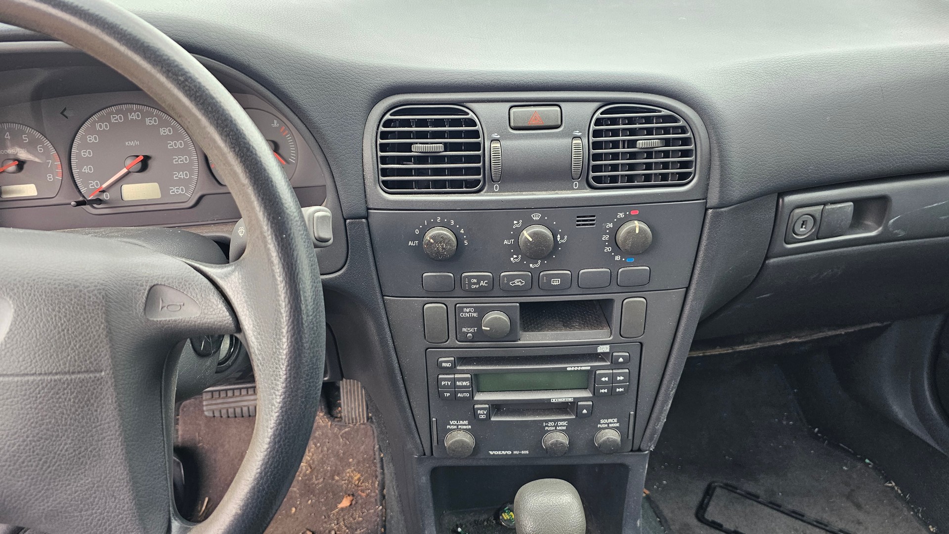 VOLVO V40 2.0T-image-5