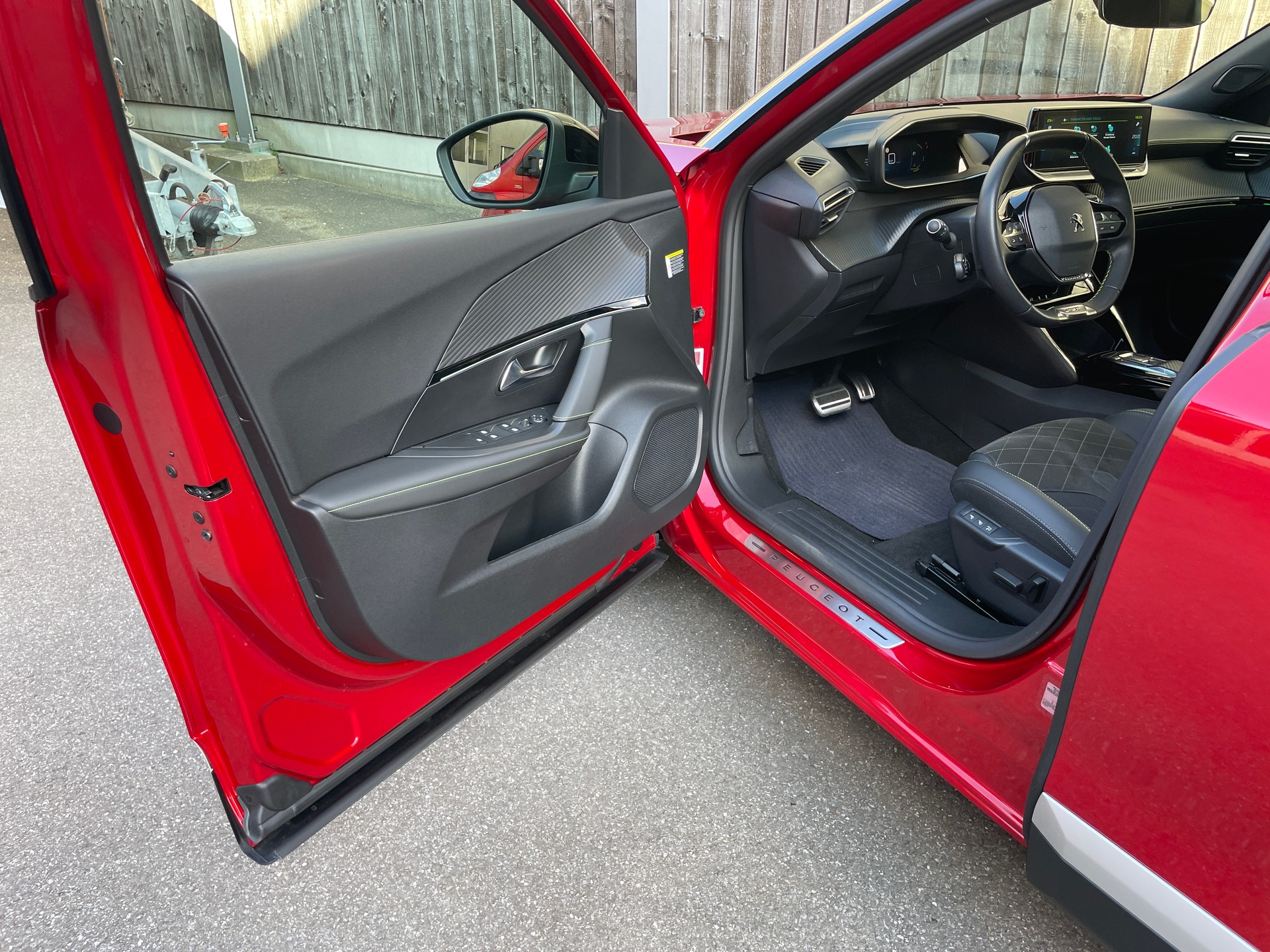 PEUGEOT 2008 e GT Pack-image-8