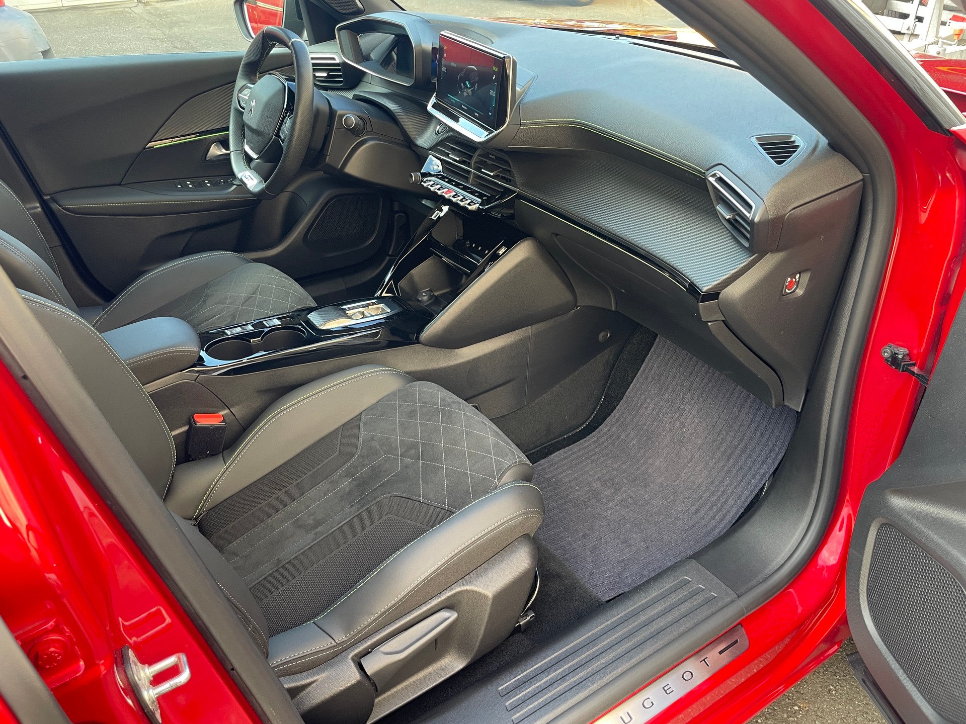 PEUGEOT 2008 e GT Pack-image-14