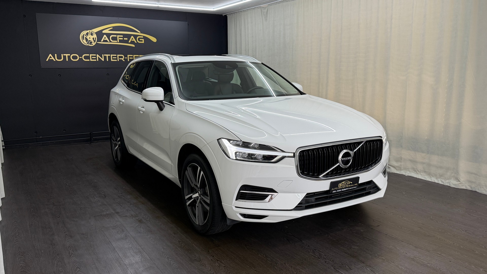 VOLVO XC60 T8 eAWD Momentum Geartronic-image-2