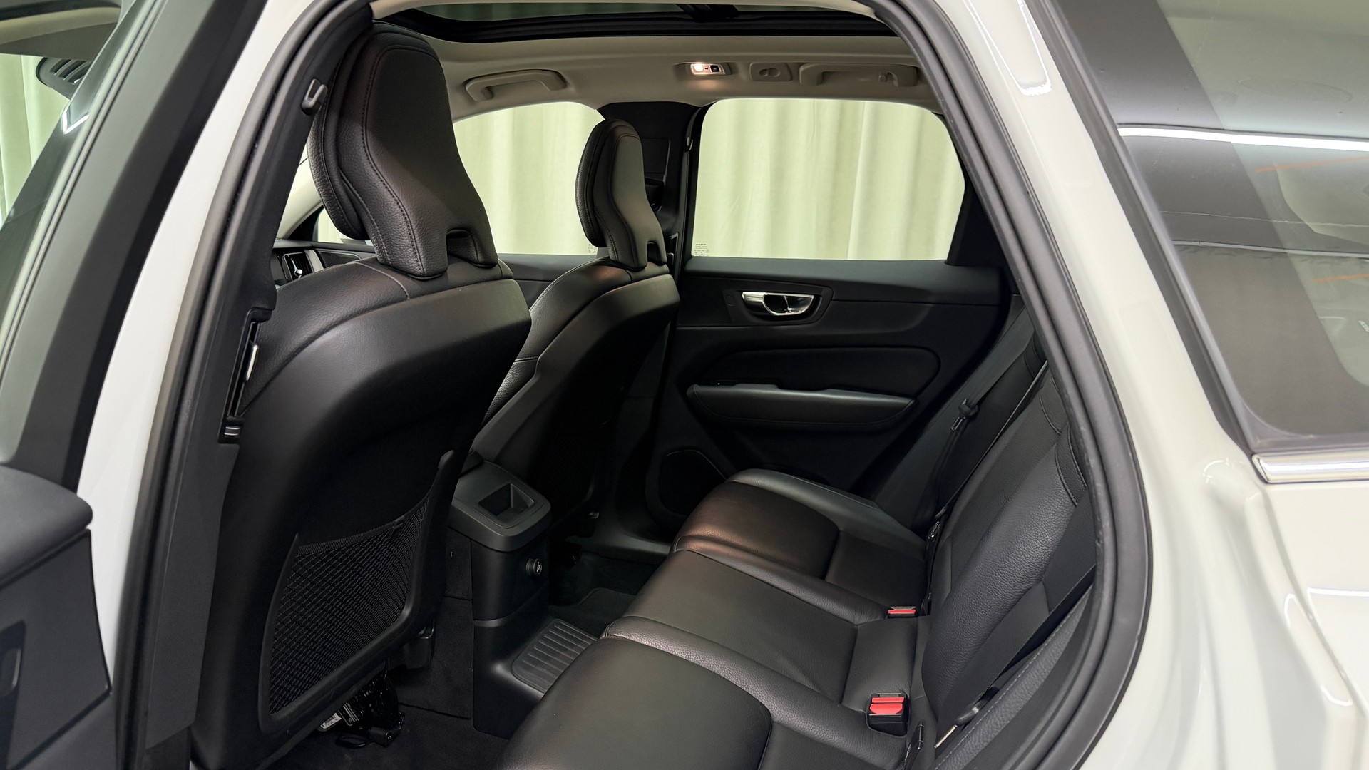 VOLVO XC60 T8 eAWD Momentum Geartronic-image-12