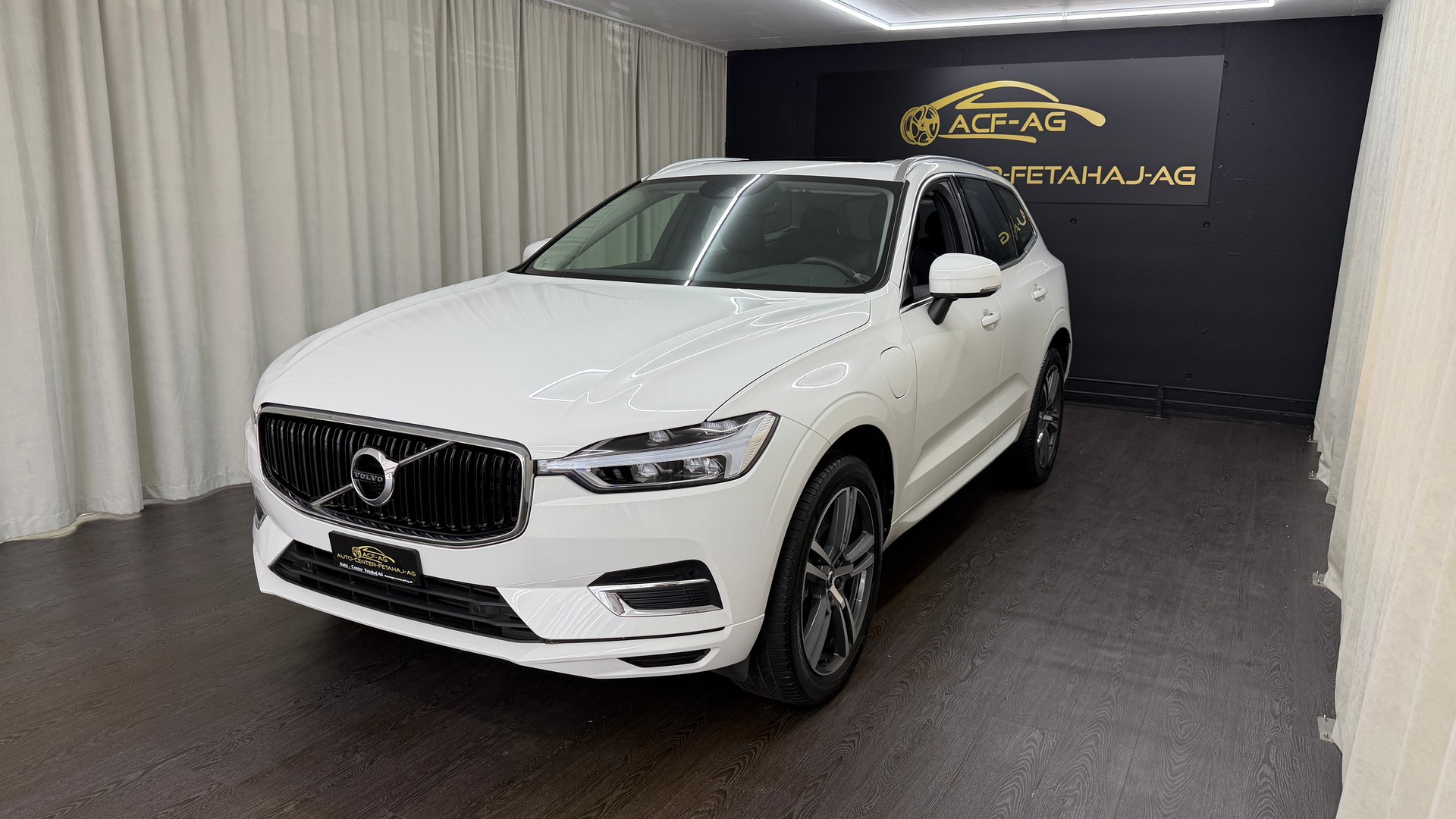 VOLVO XC60 T8 eAWD Momentum Geartronic-image-0